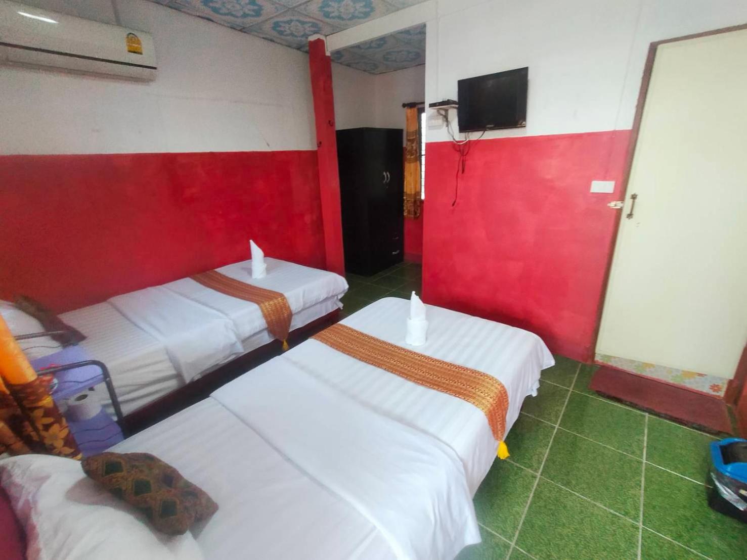Twin Room with Private Bathroom - Photo 12