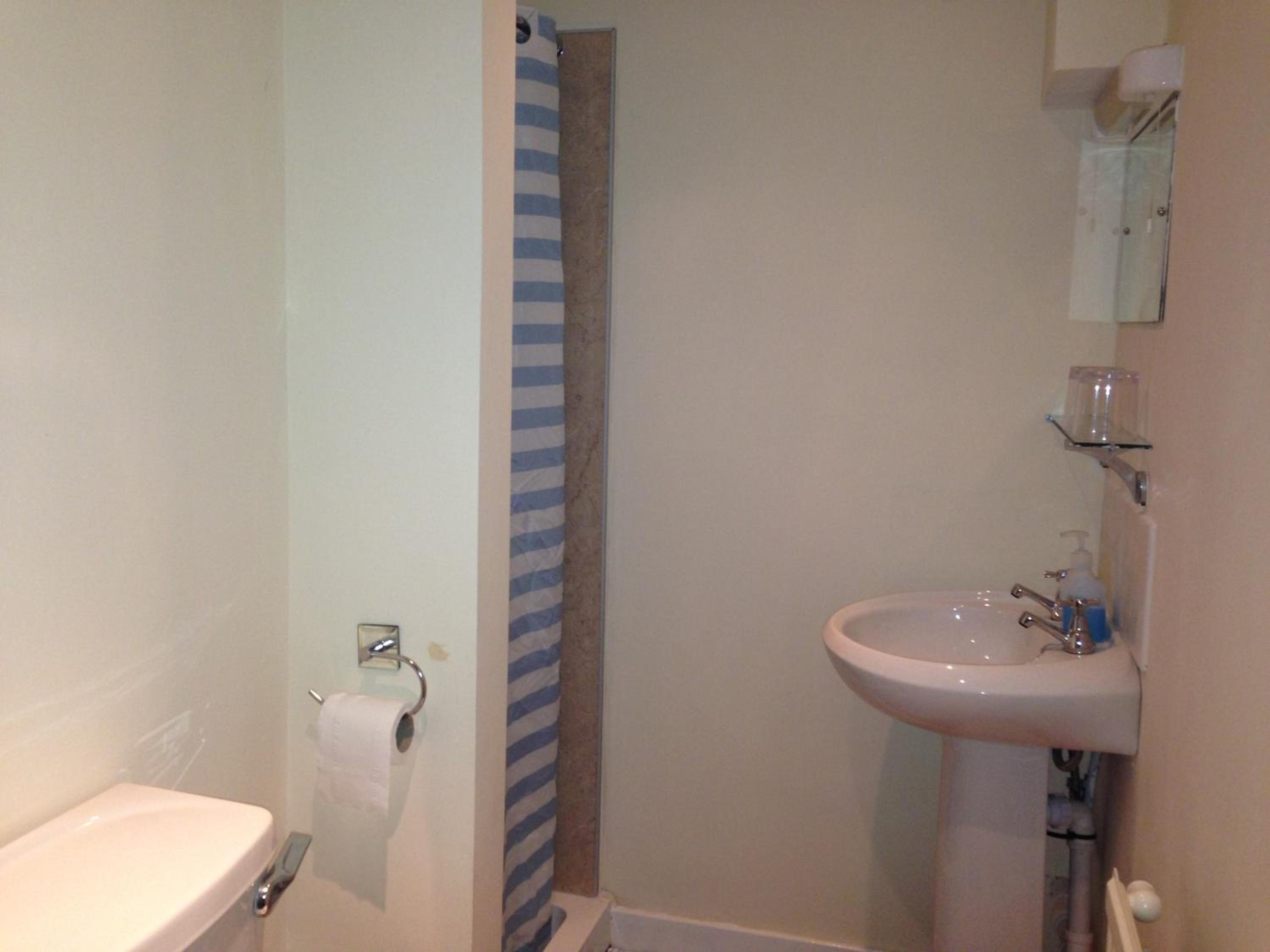Twin Room with Private Bathroom - Photo 3