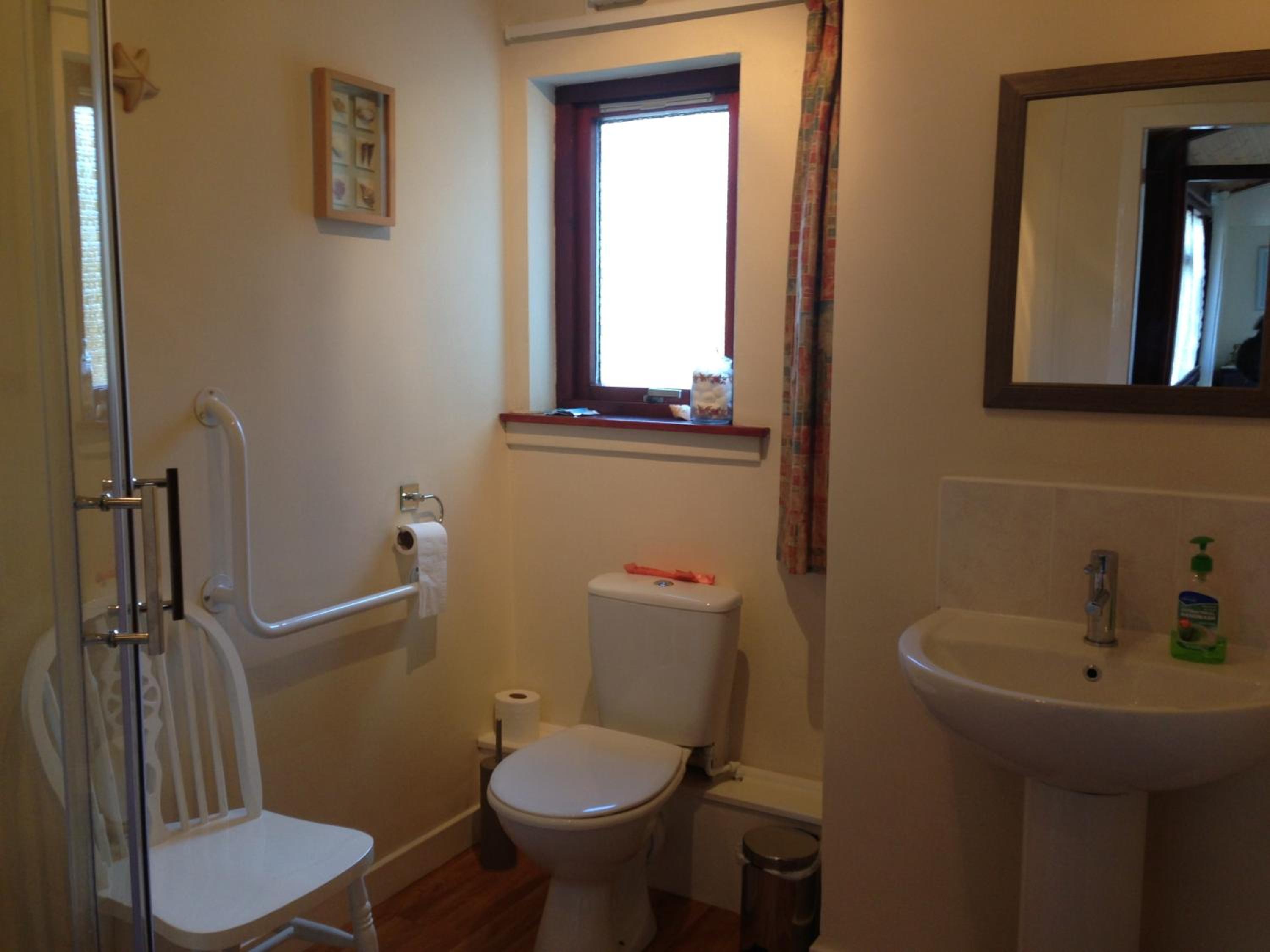 Twin Room with Private Bathroom - Photo 4