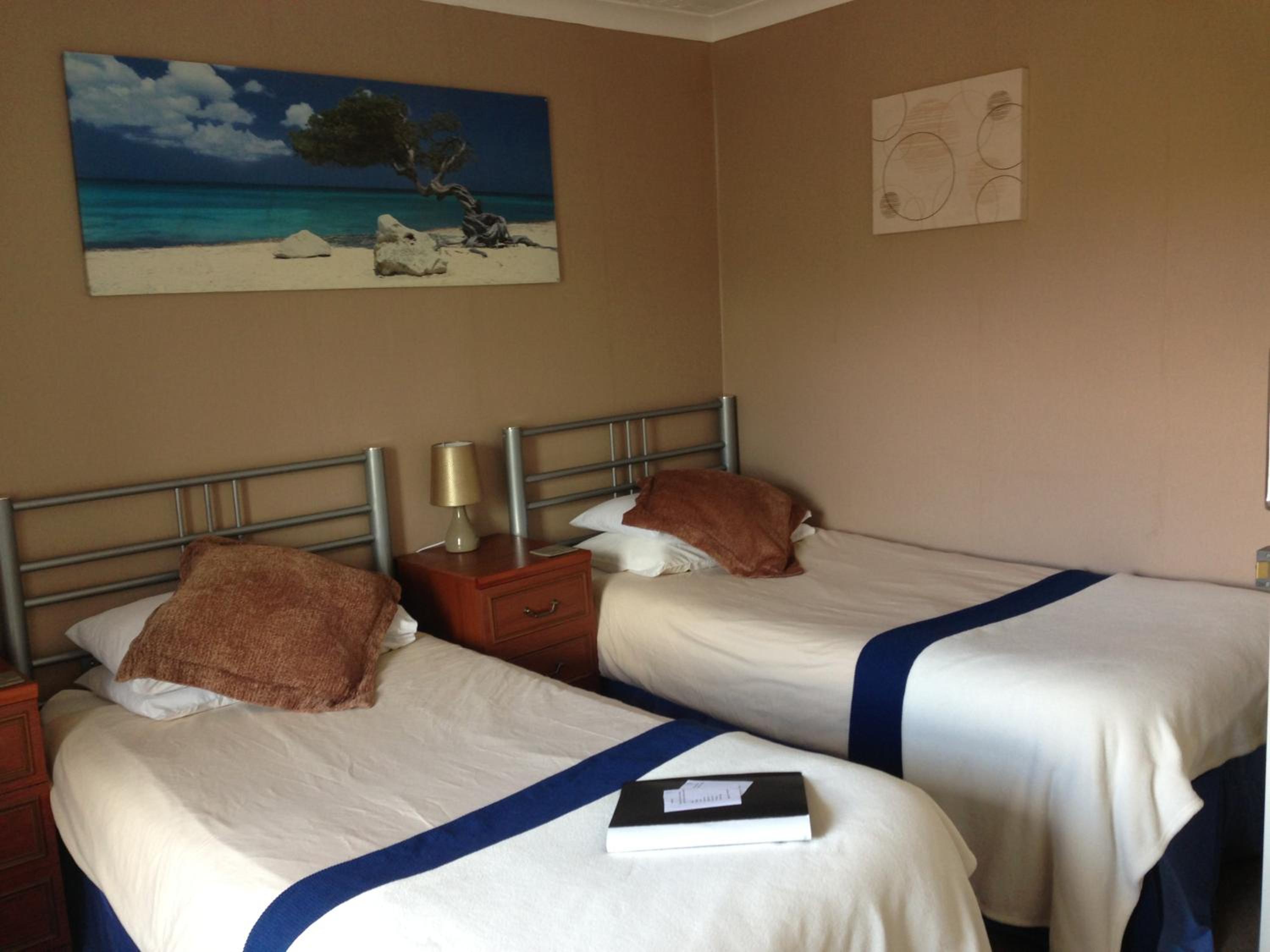 Twin Room with Private Bathroom - Photo 2