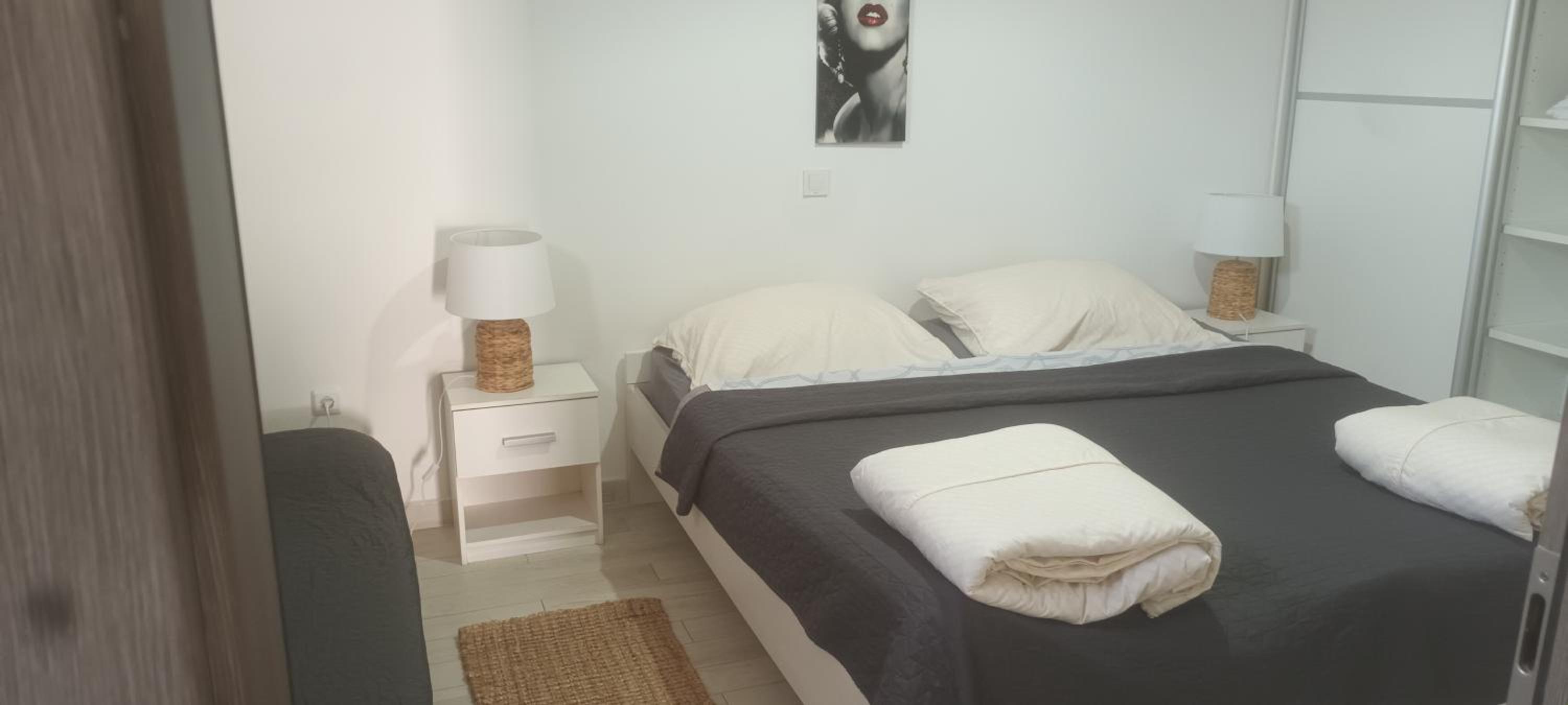One-Bedroom Apartment photo 1