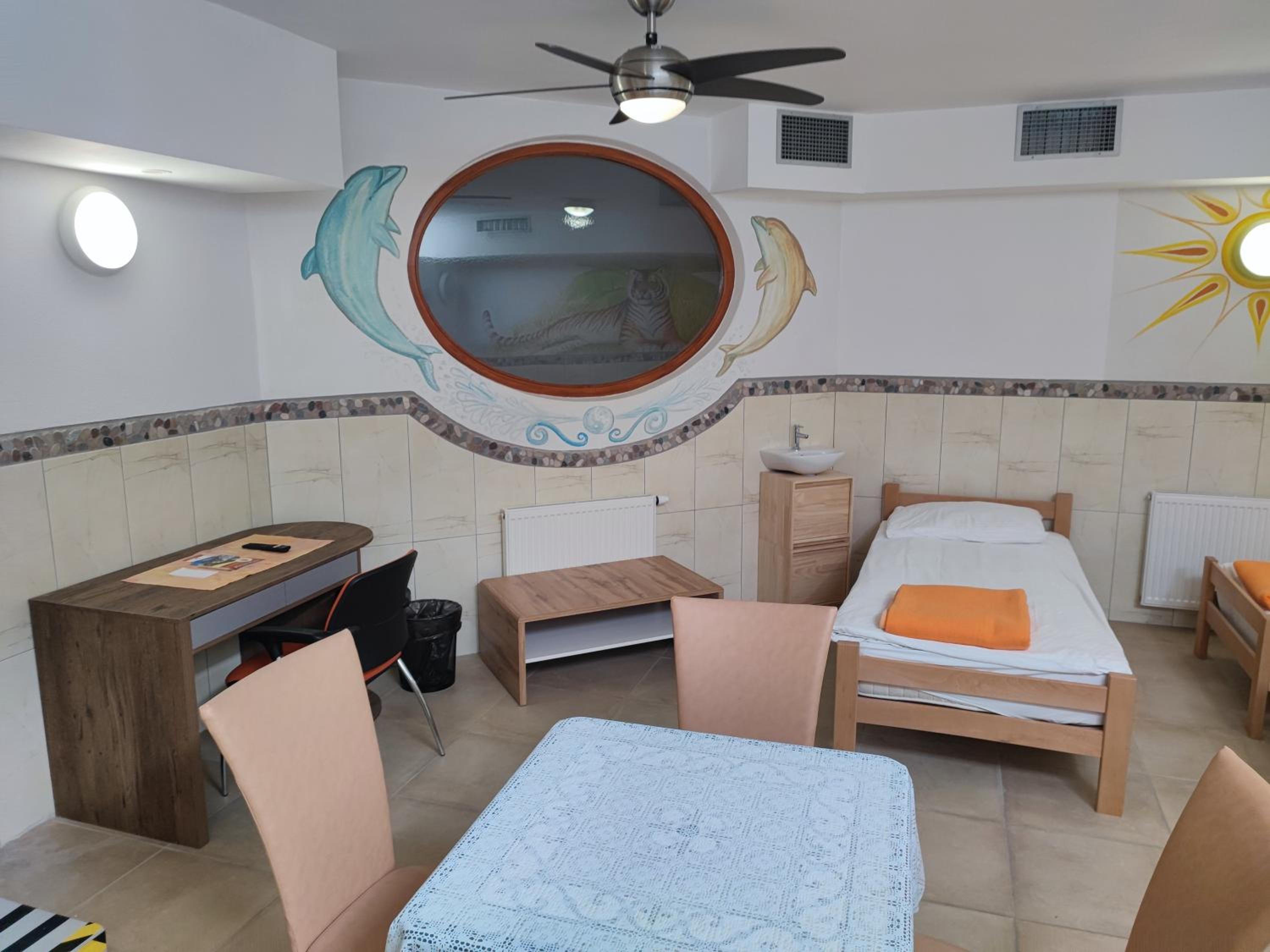 Economy Quadruple Room with Private Bathroom - Basement - Photo 10