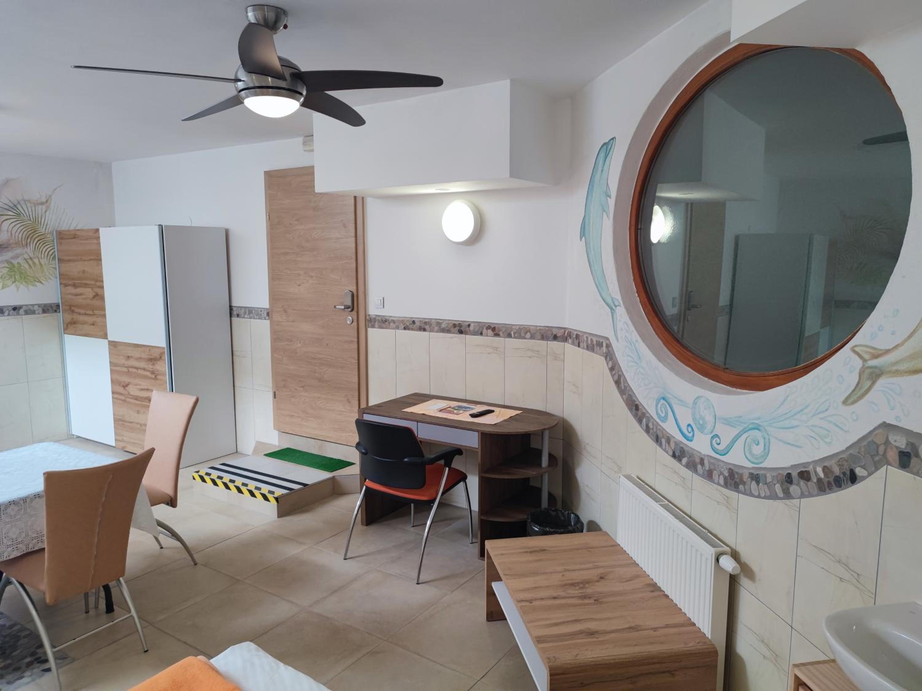 Economy Quadruple Room with Private Bathroom - Basement - Photo 4
