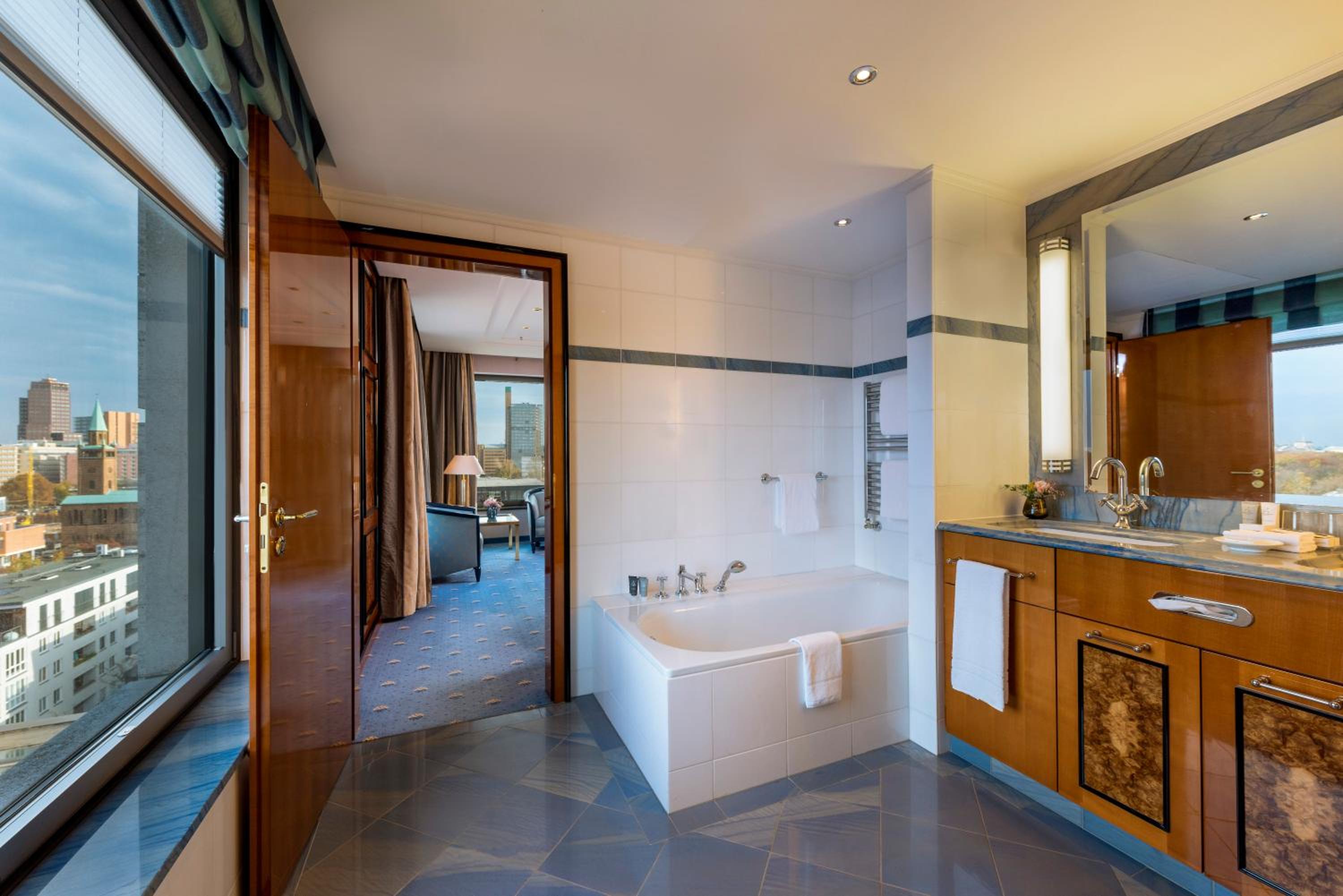 One-Bedroom Ambassador Suite - Club Lounge Access
