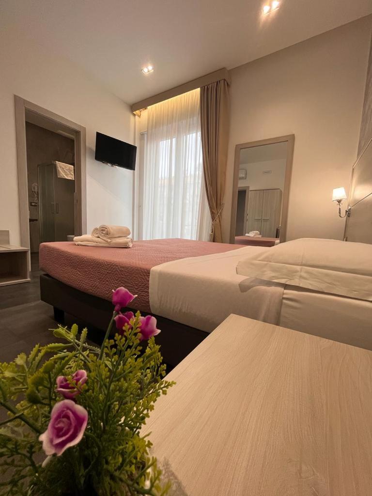 Standard Double or Twin Room with Balcony - Photo 9