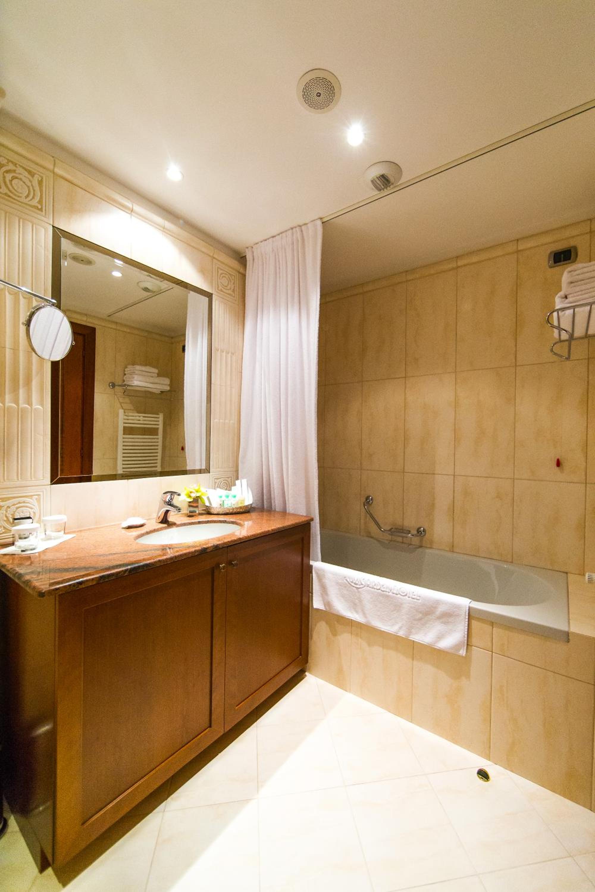Standard Double or Twin Room - Photo 12