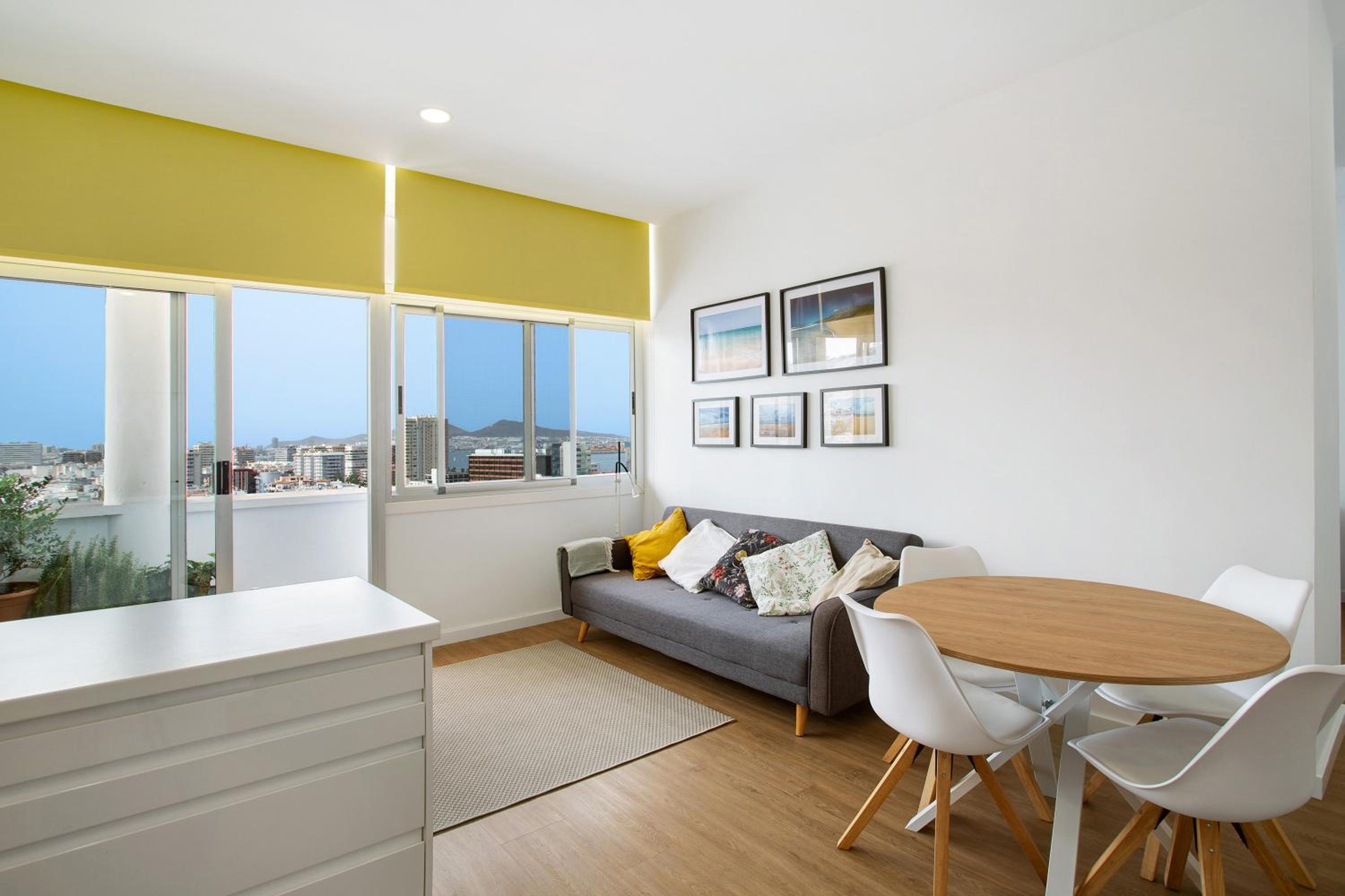 Apartamento de un dormitorio superior con balcón