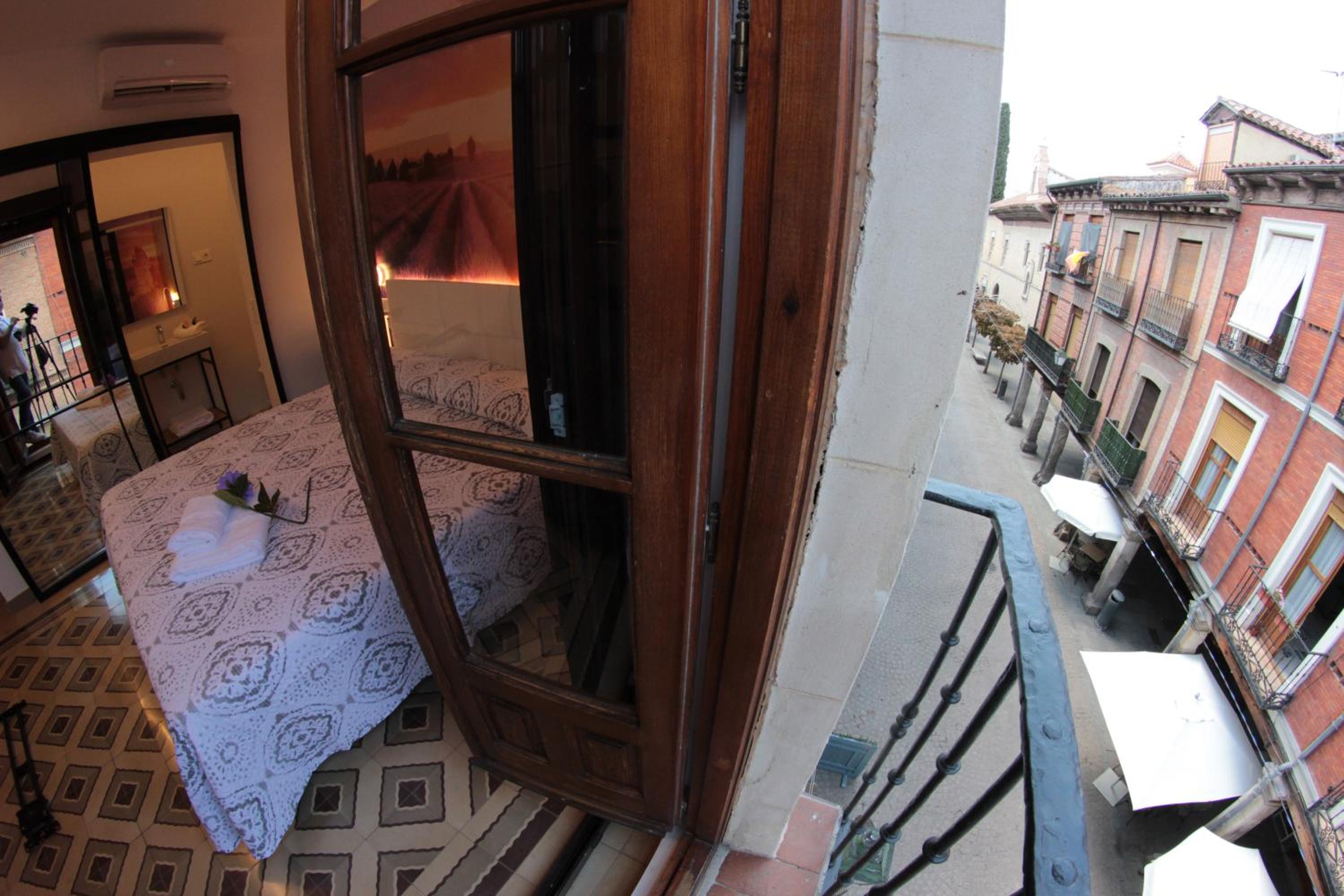 Deluxe King Room - Photo 4