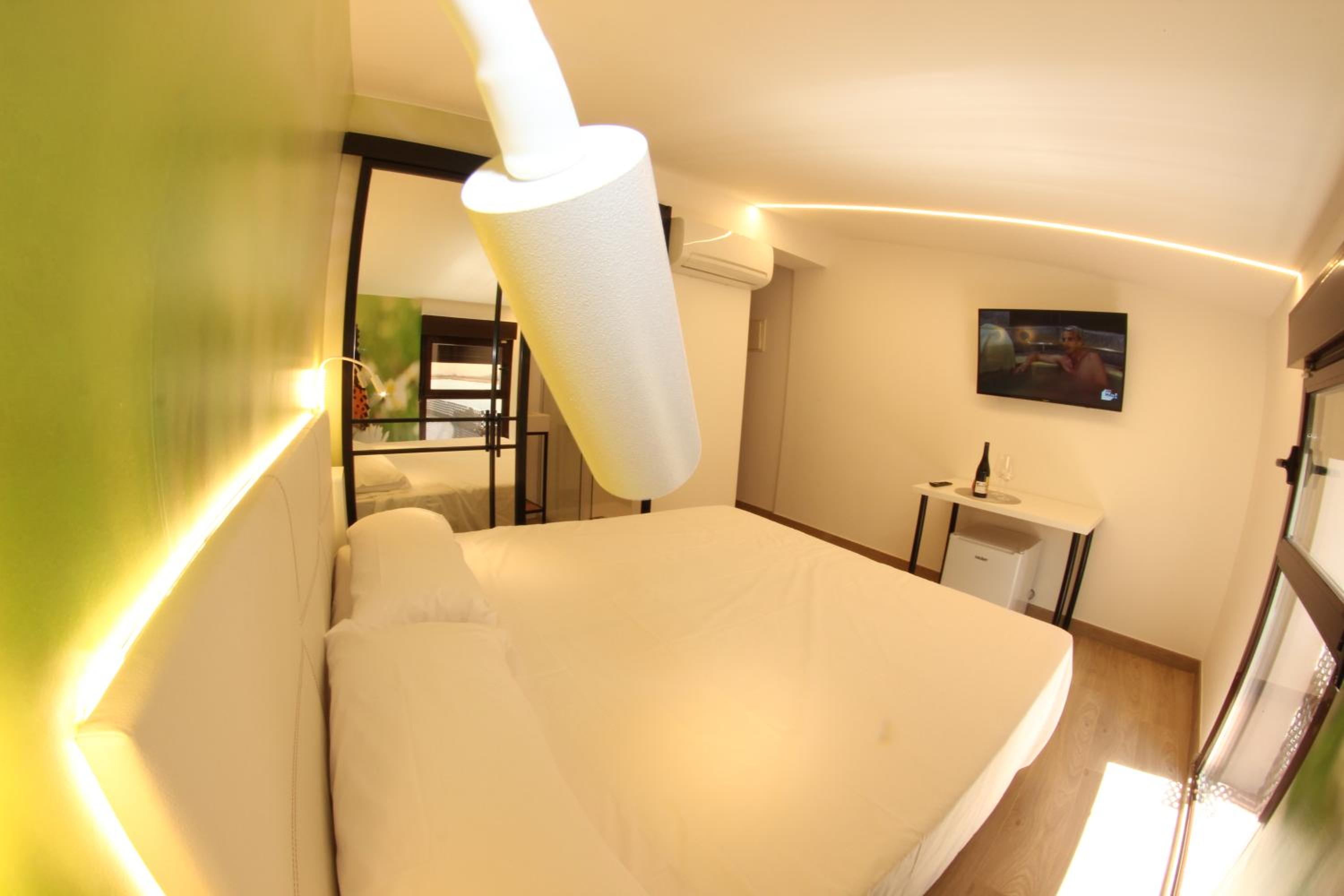 Large Double Room - Photo 3