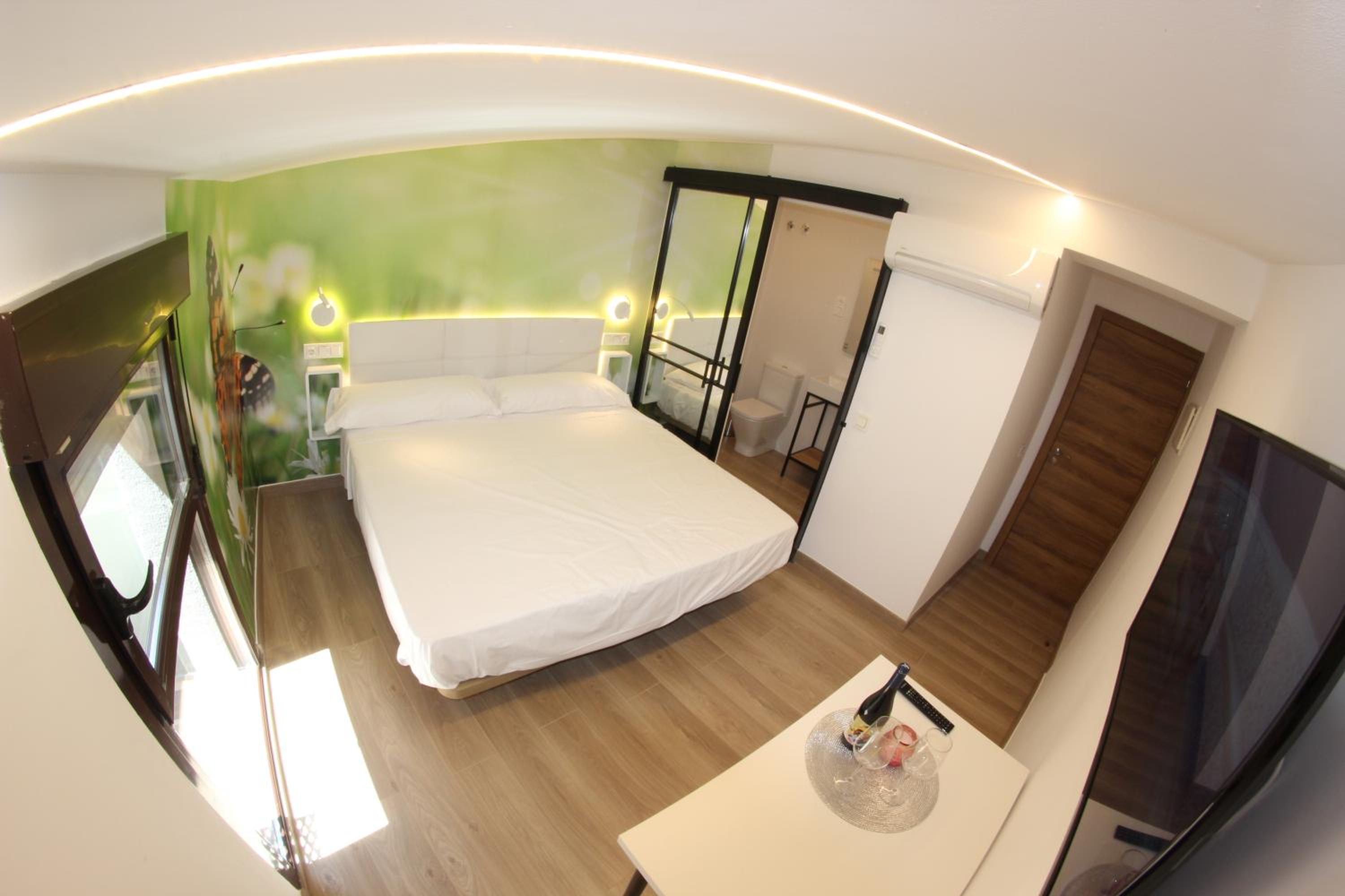 Large Double Room - Photo 1