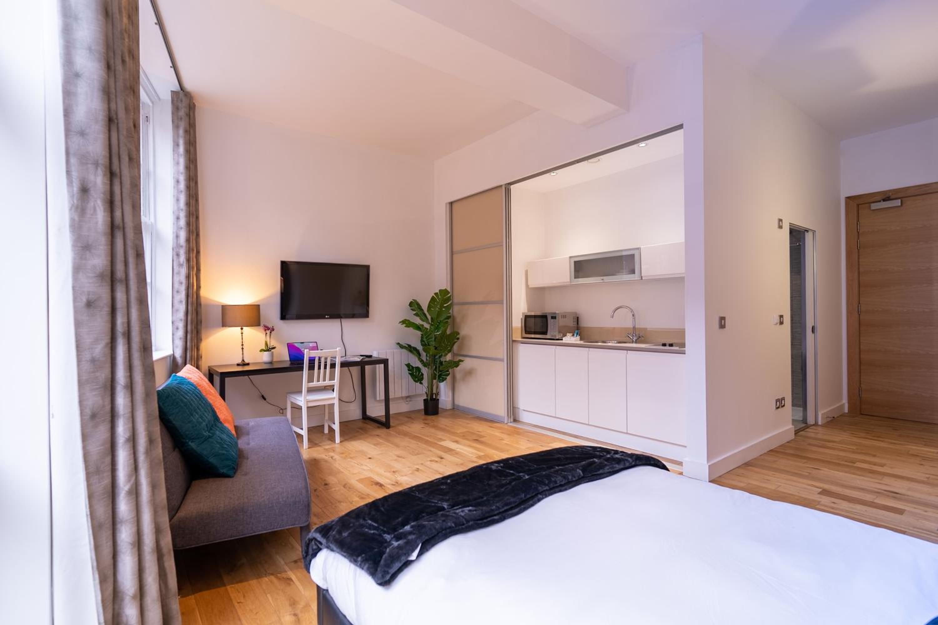 Deluxe Double Room with Bath photo 3