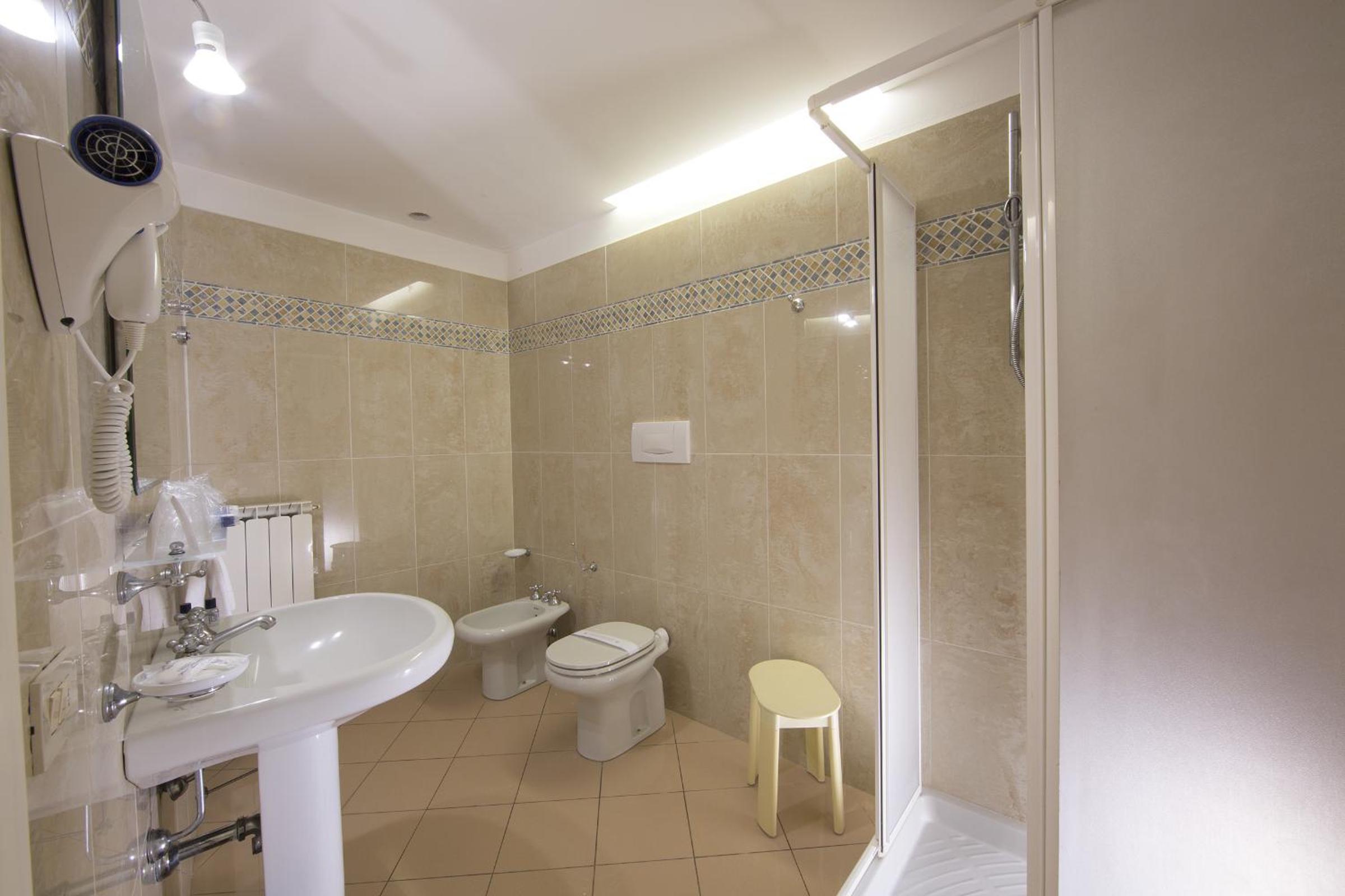 Superior Quadruple Room with City View - Photo 2
