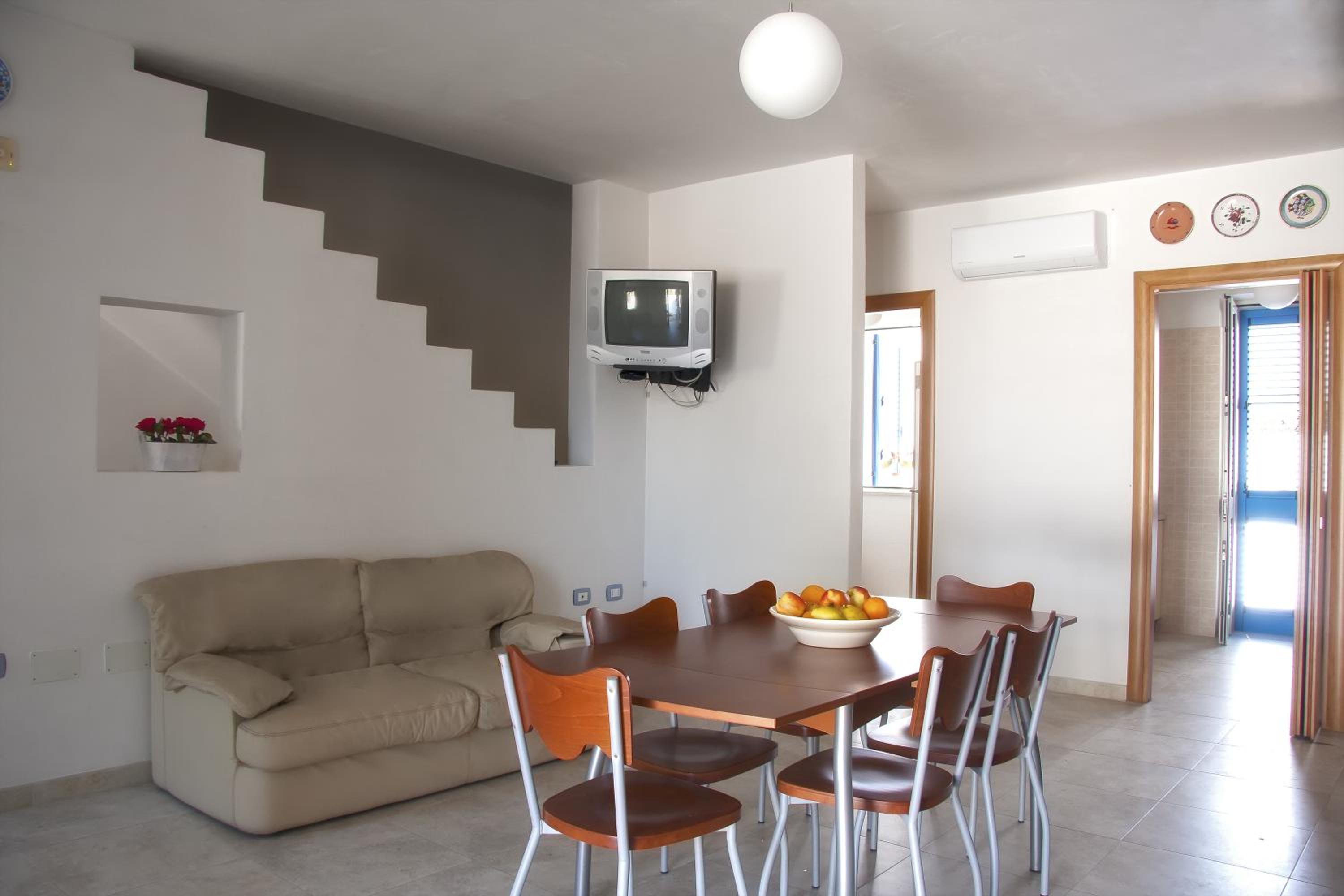 Three-Bedroom House - Split Level photo 3