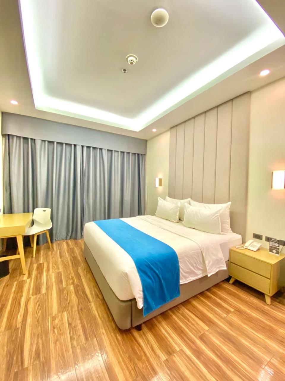Deluxe King Room - Photo 14