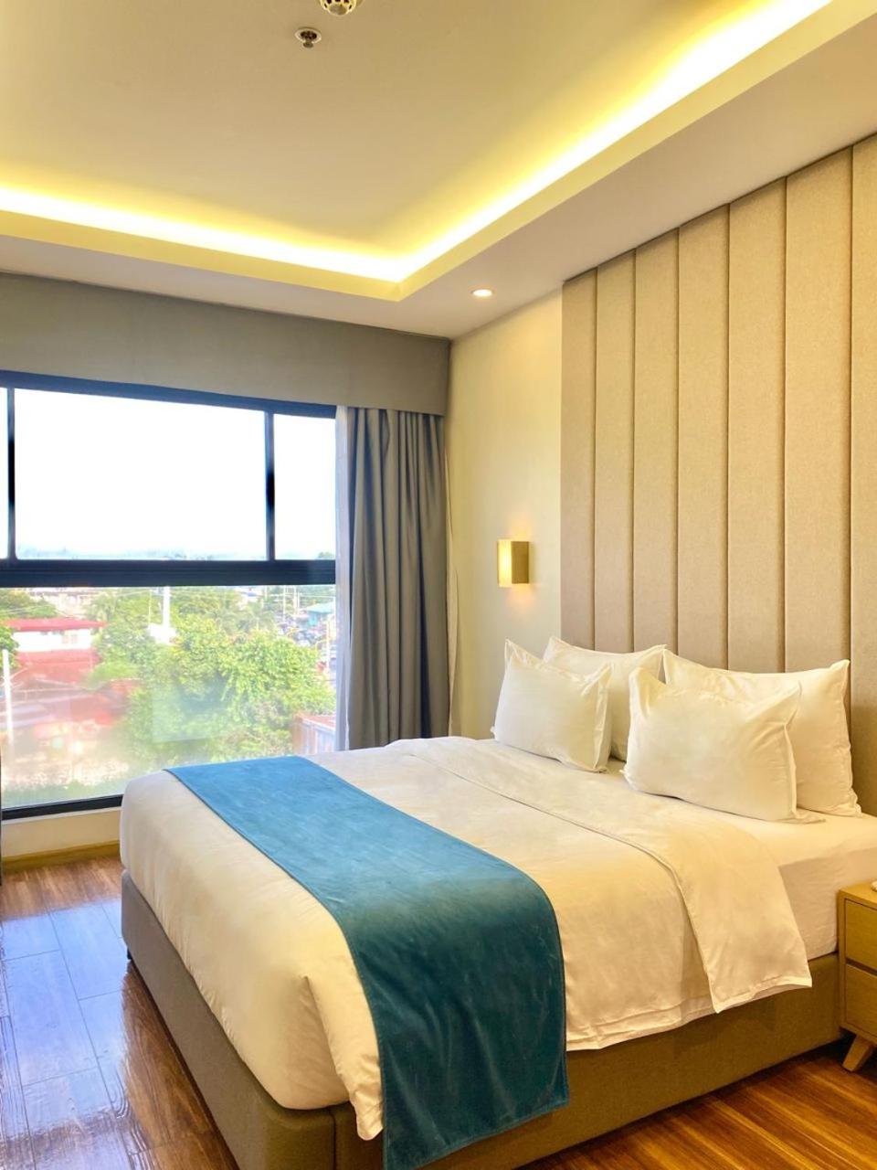 Deluxe King Room - Photo 13