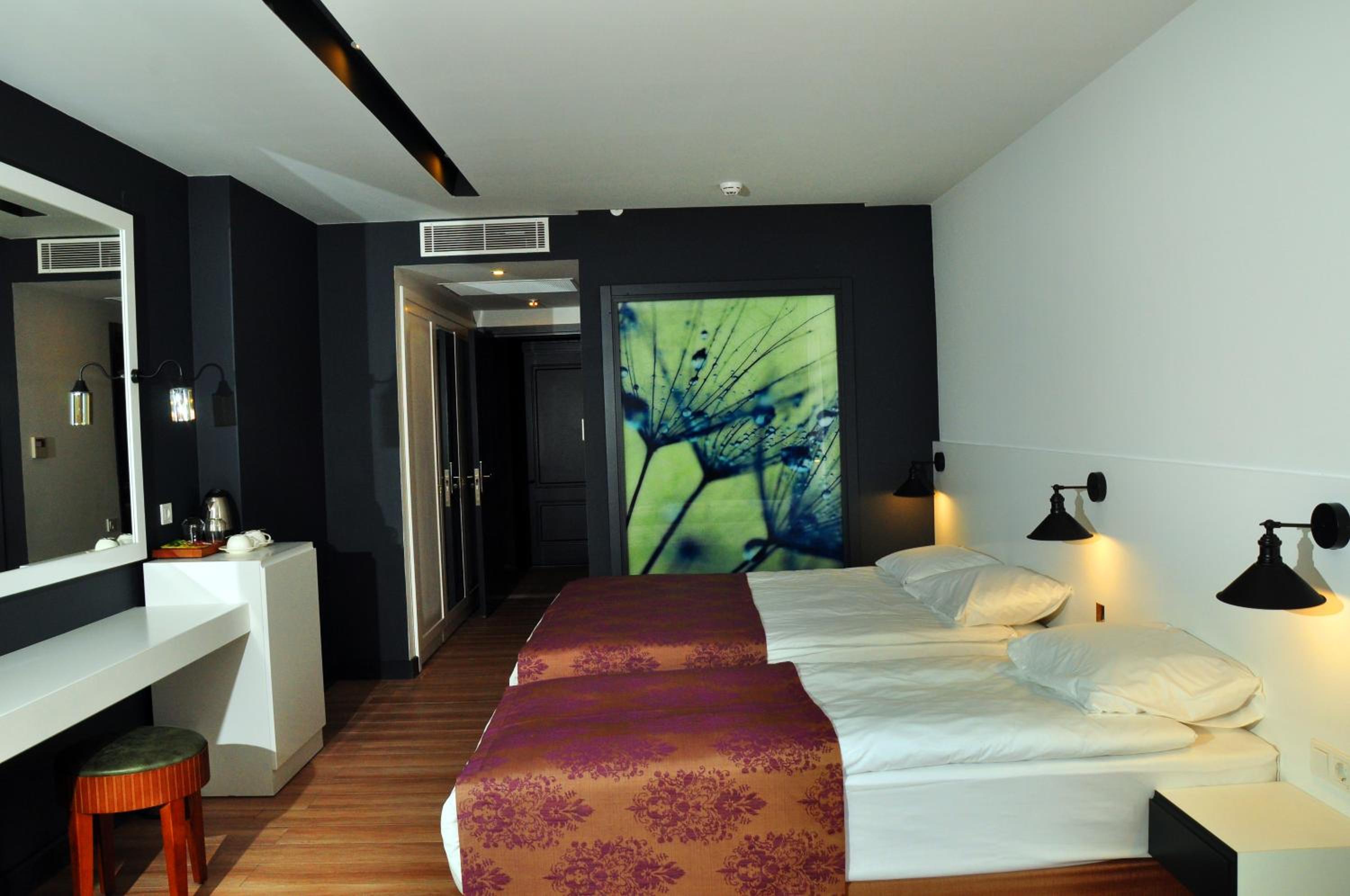 Double or Twin Room with Garden View - Photo 2