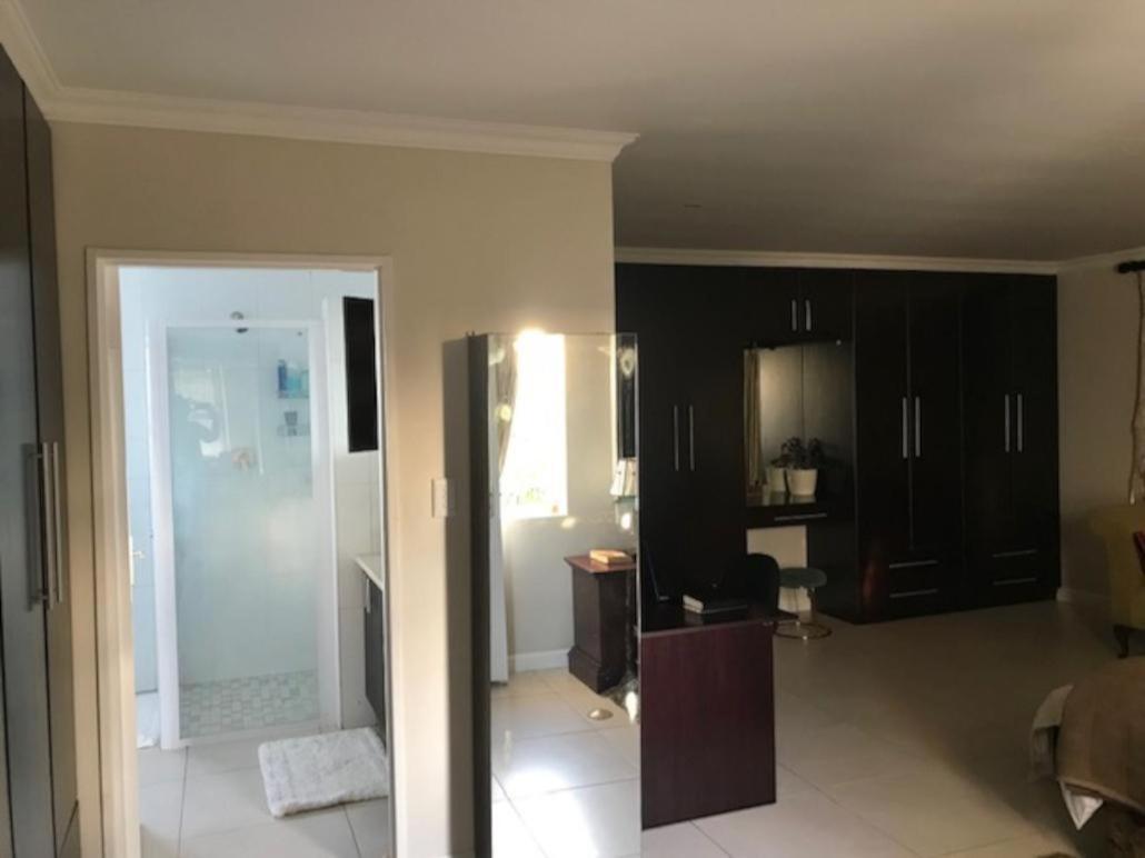 Deluxe King Room photo 2