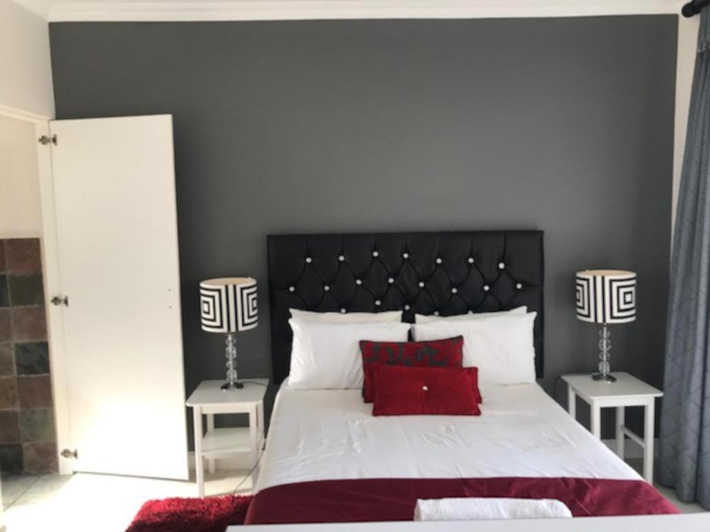 Deluxe Double Room with Bath photo 3