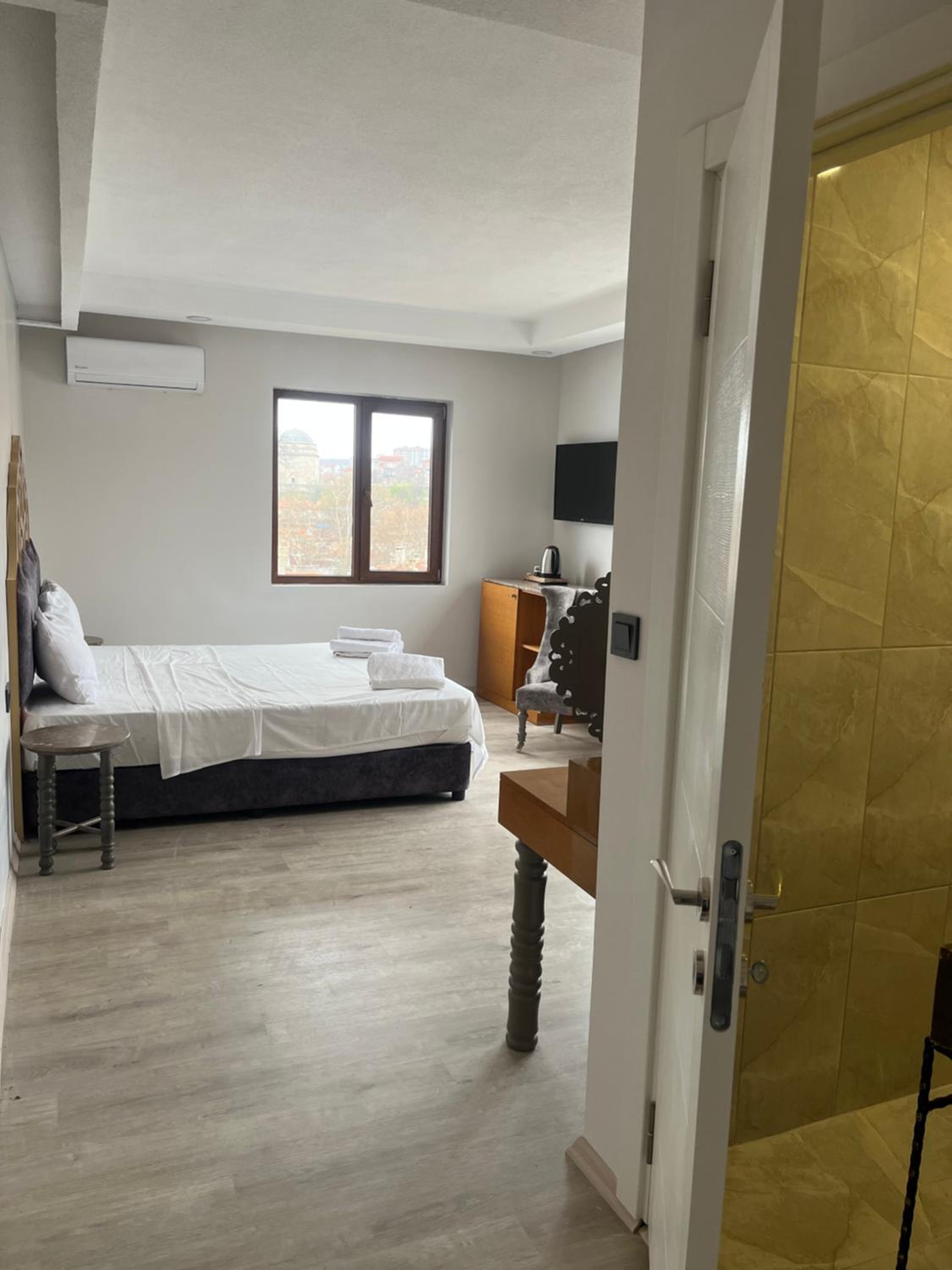Double Room with Balcony - Photo 3