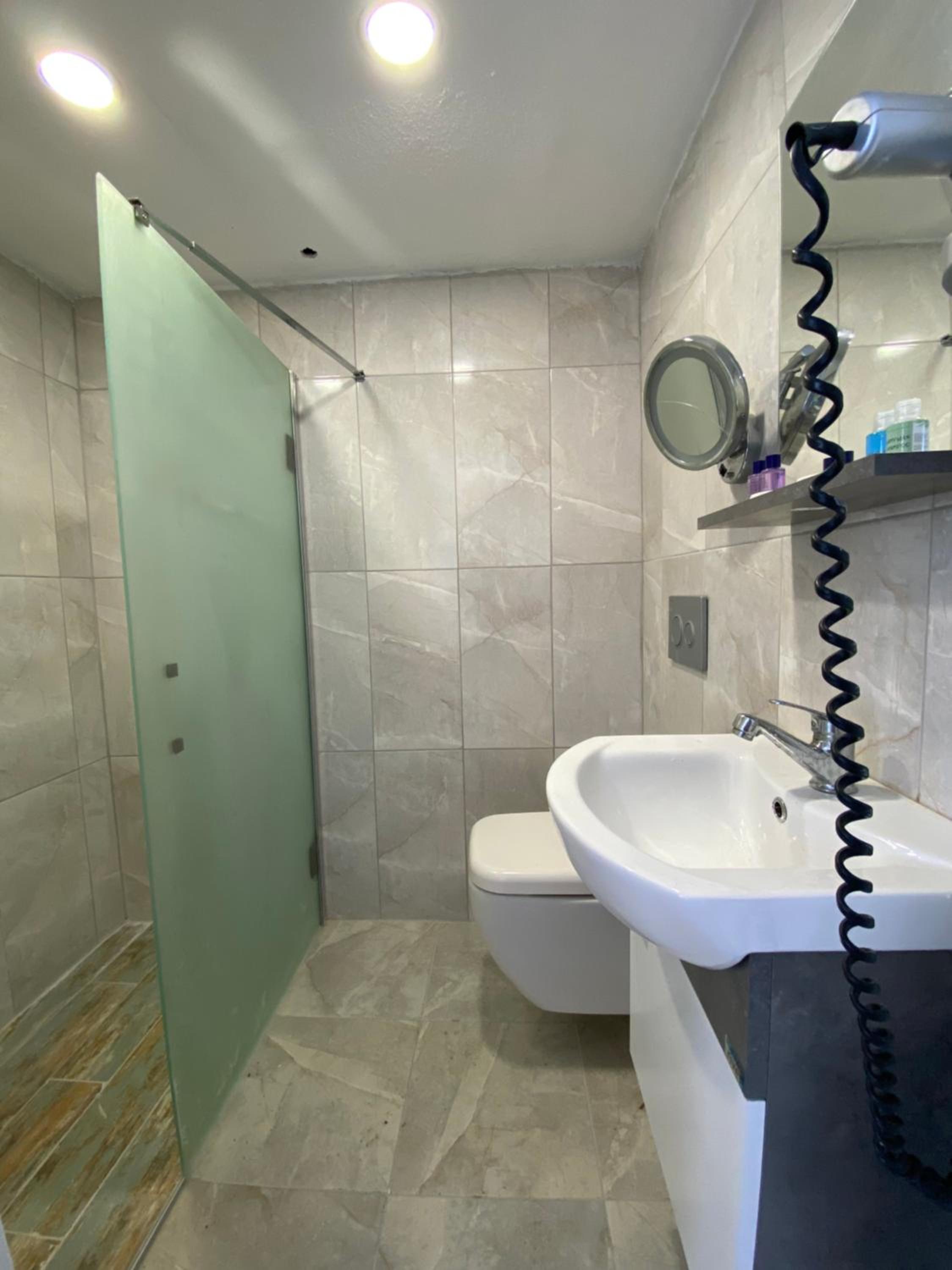 Double Room with Balcony - Photo 7