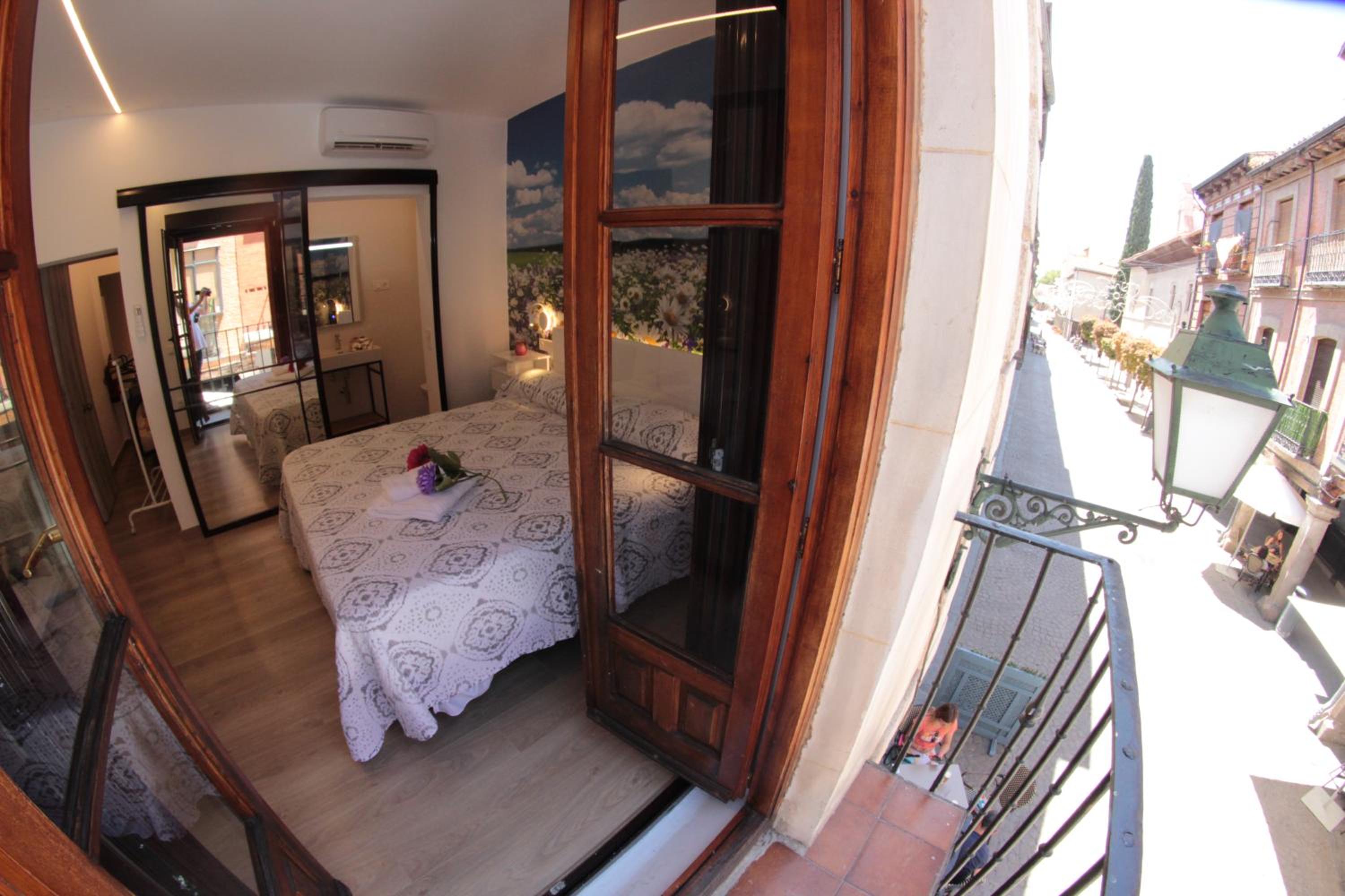 Deluxe Double Room with Balcony - Photo 3