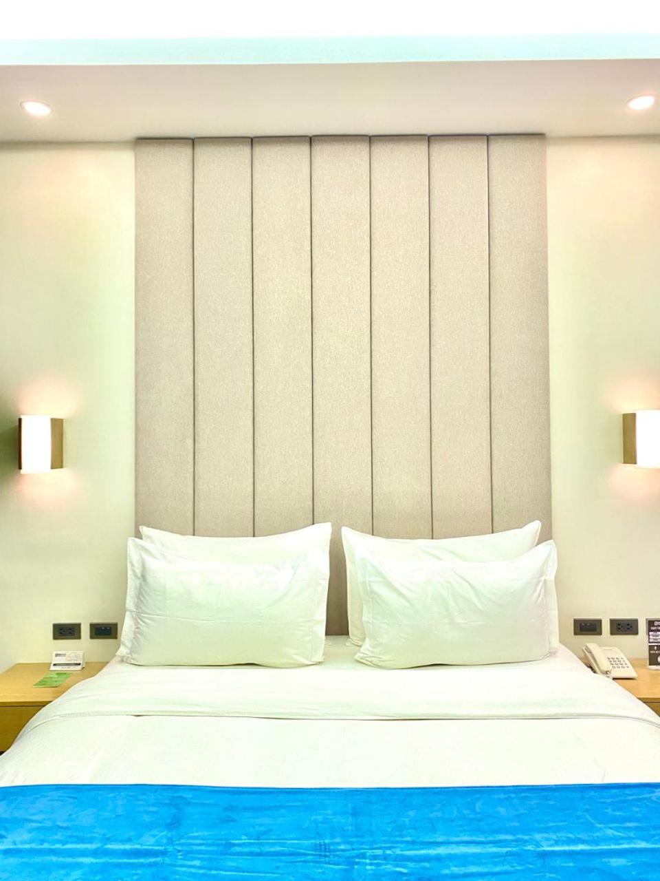 Deluxe King Room - Photo 10