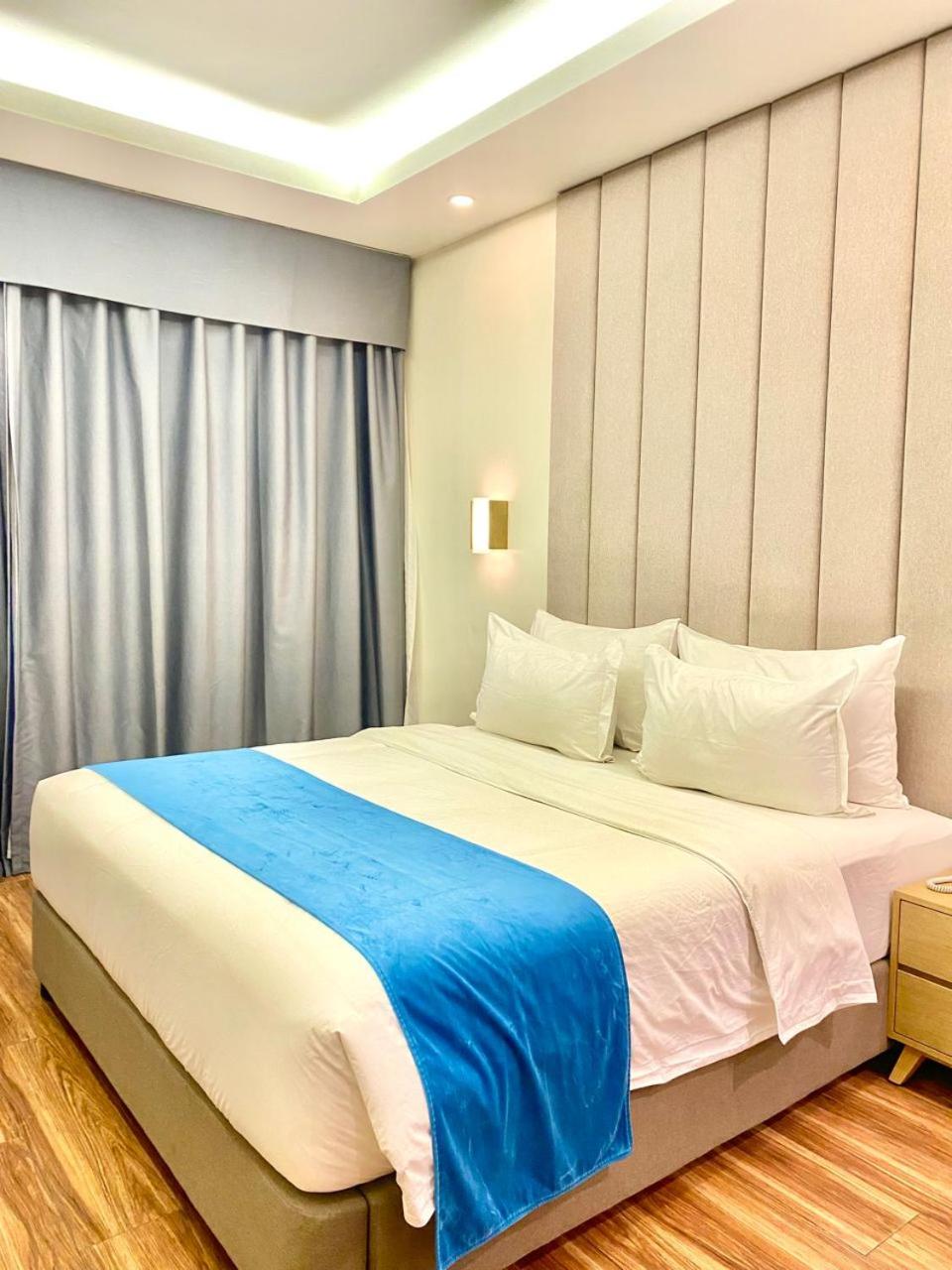 Deluxe King Room - Photo 9
