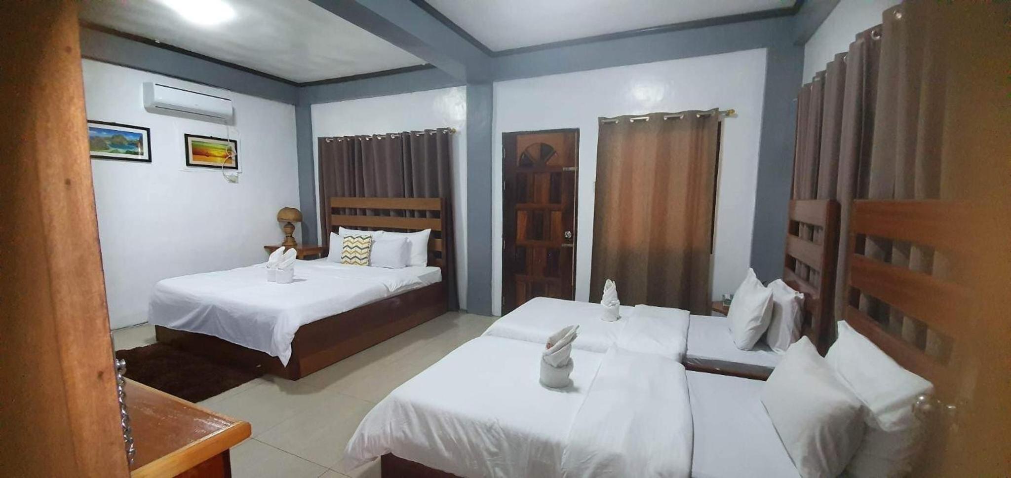 Family Room with Private Bathroom - Photo 2