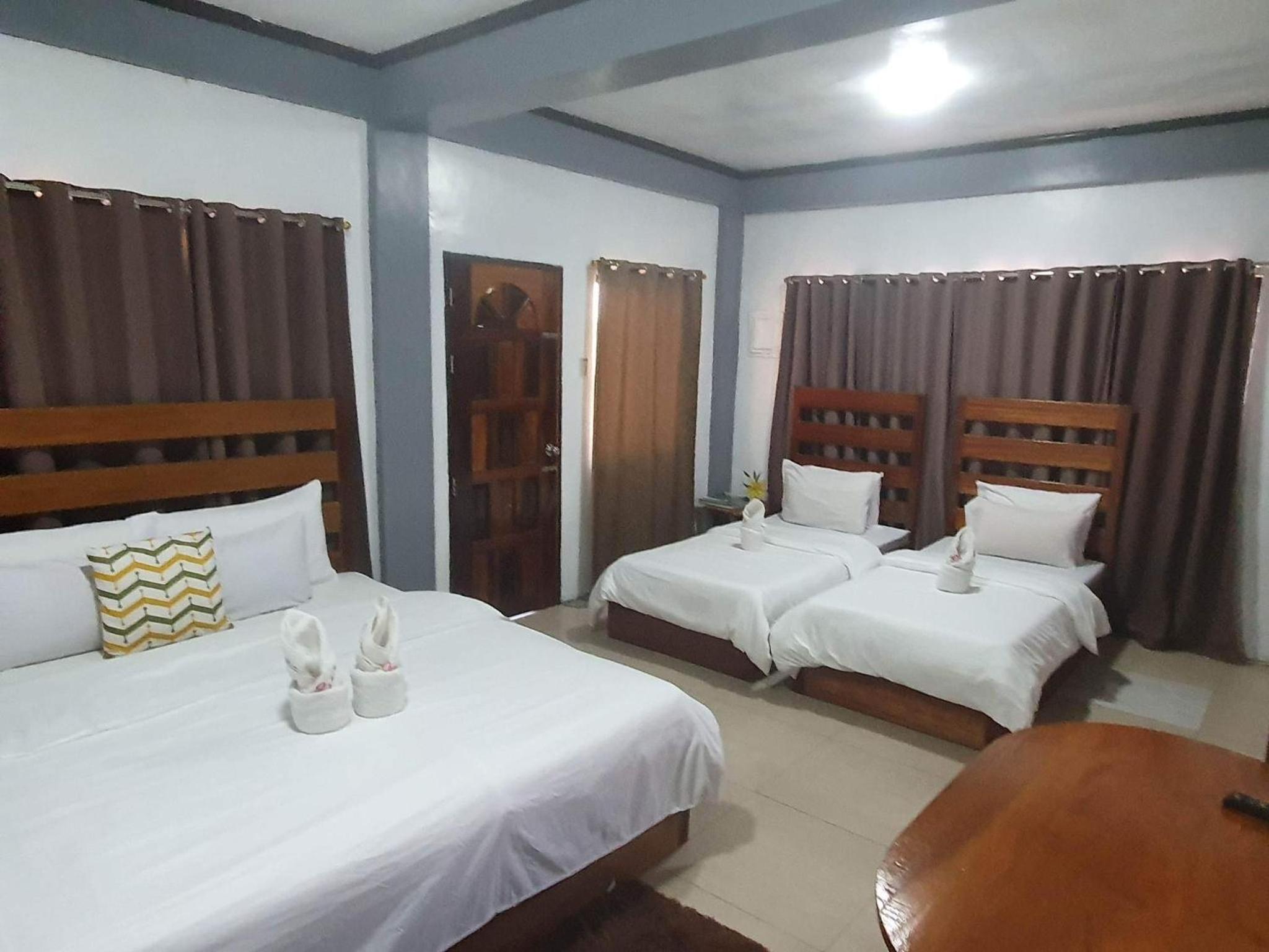 Family Room with Private Bathroom - Photo 3