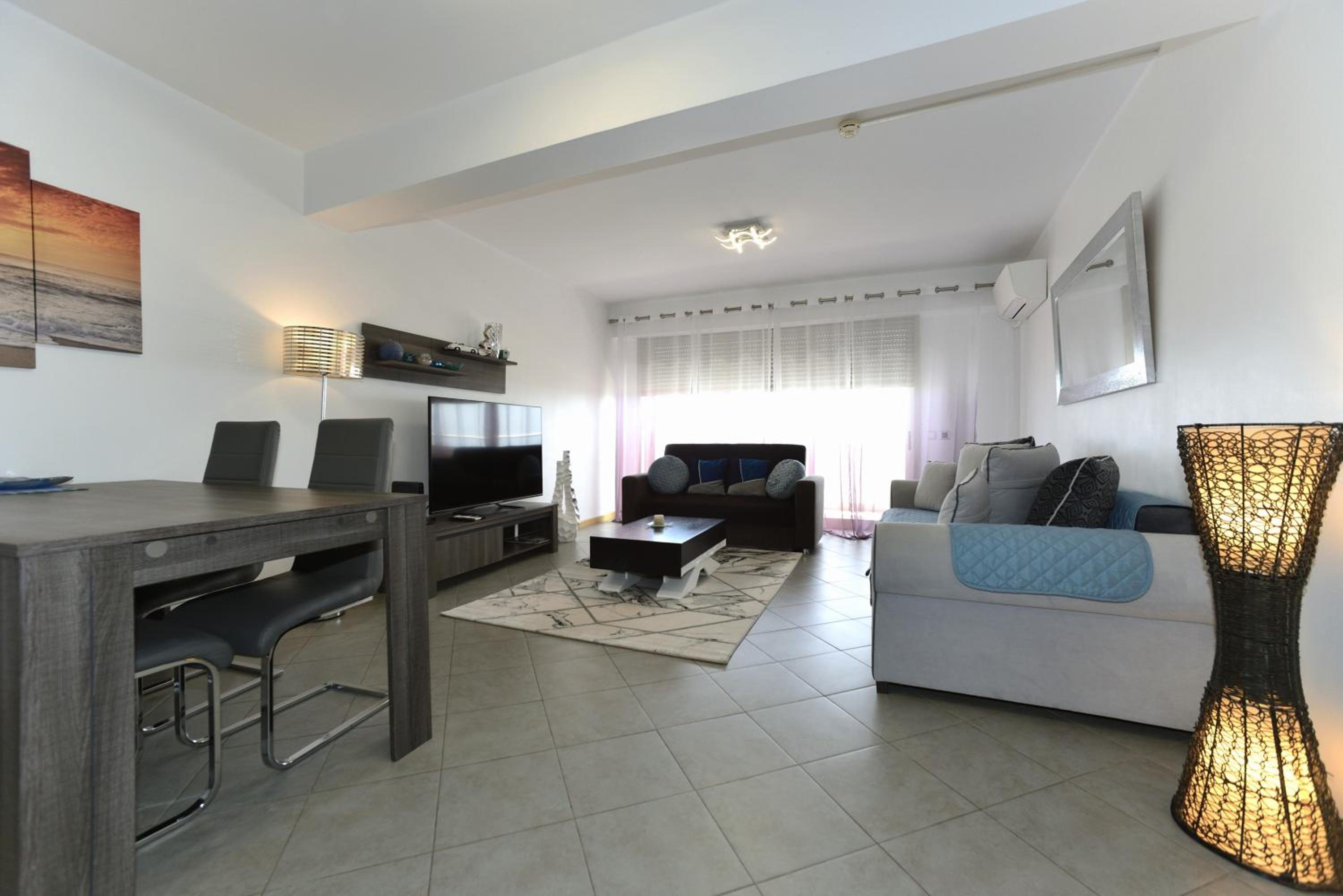 One-Bedroom Apartment - Photo 2