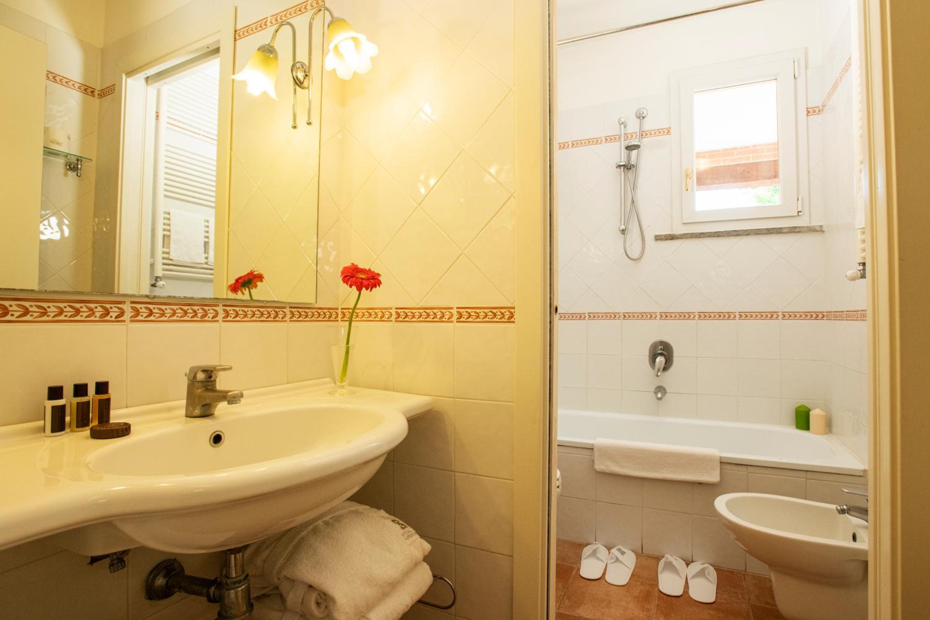 Standard Triple Room - Photo 3
