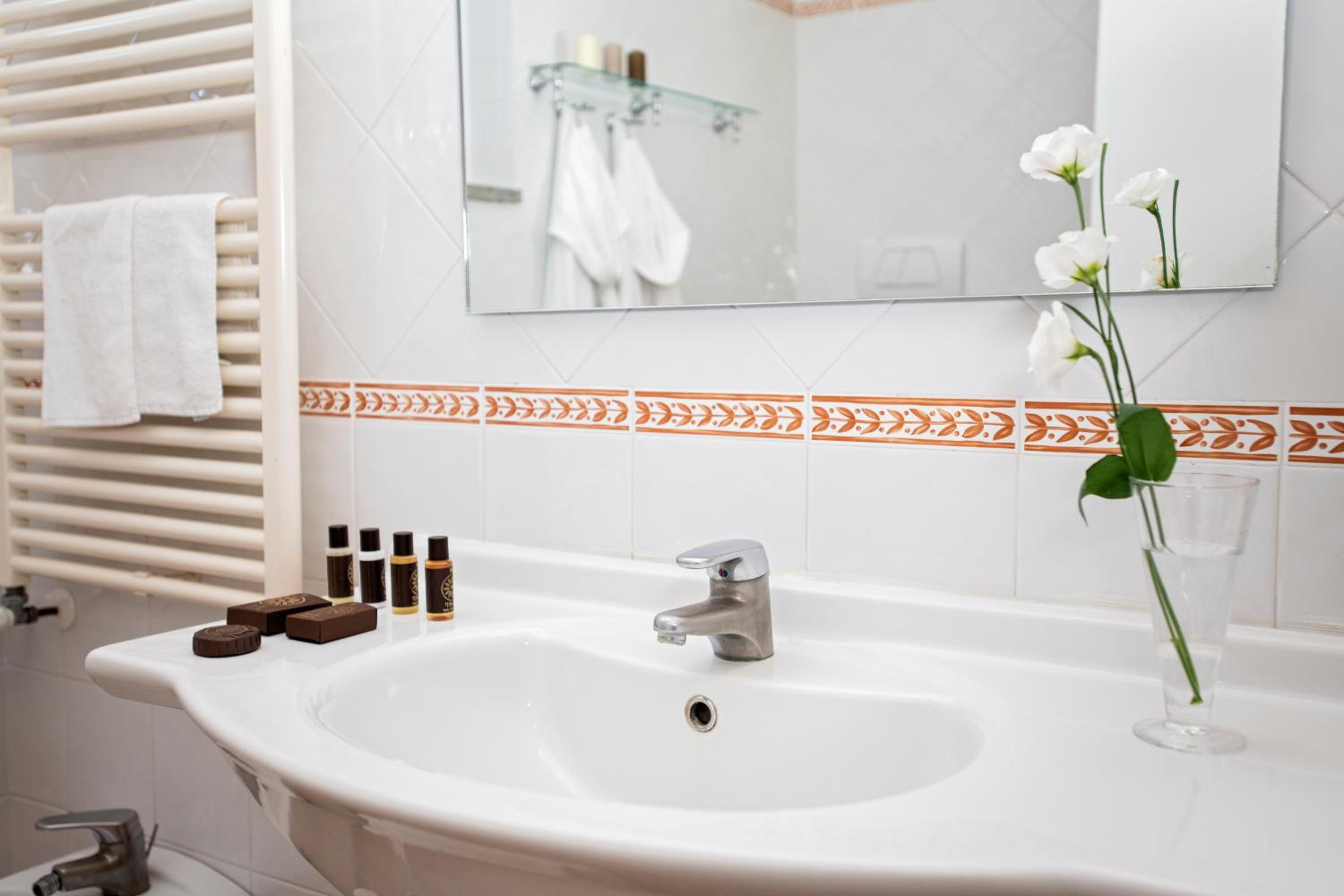 Classic Double or Twin Room - Photo 8