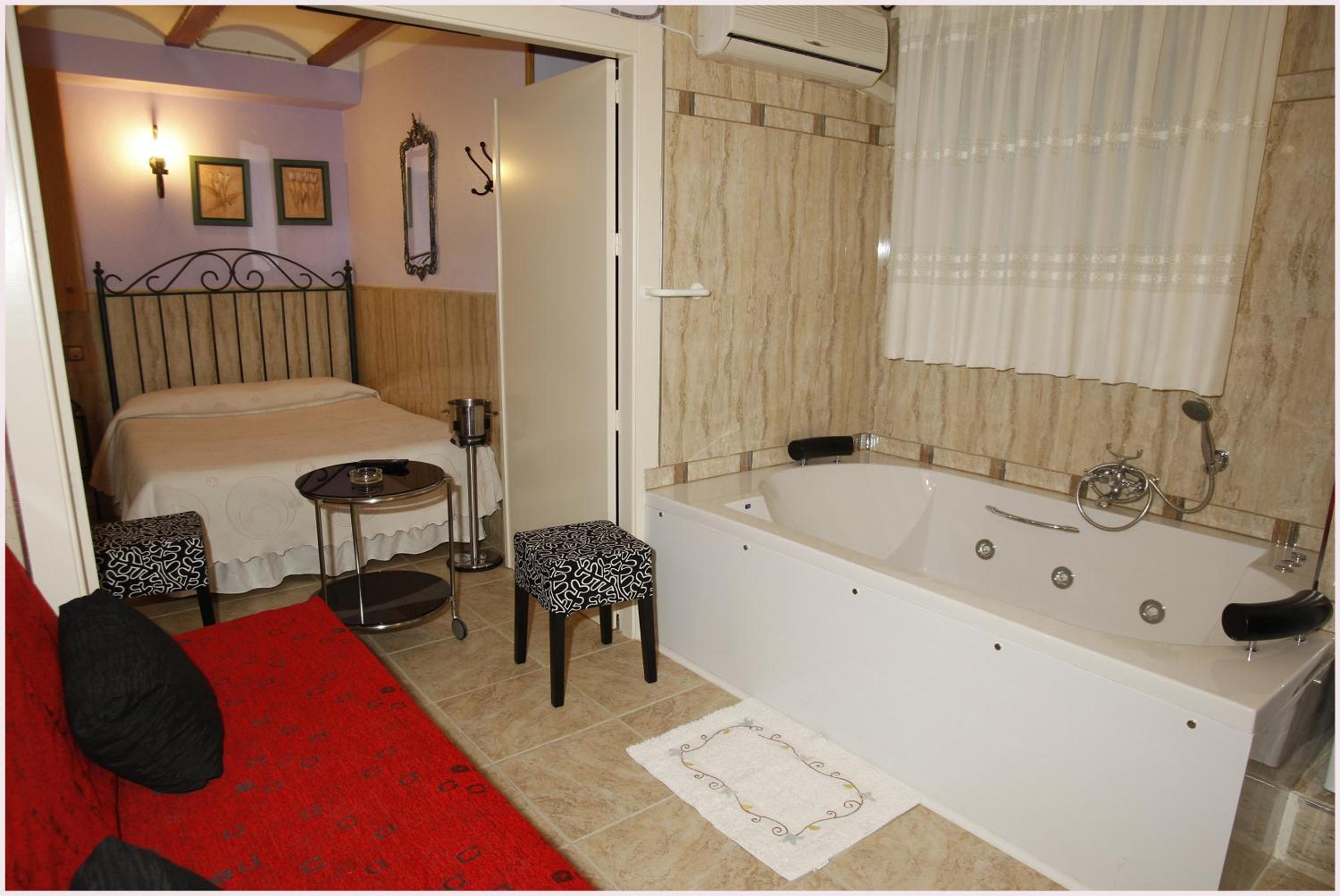 Superior Double Room with Bathtub - Romantic Studio  ( Free Chocolates and Bottle of Sidra ) photo 3
