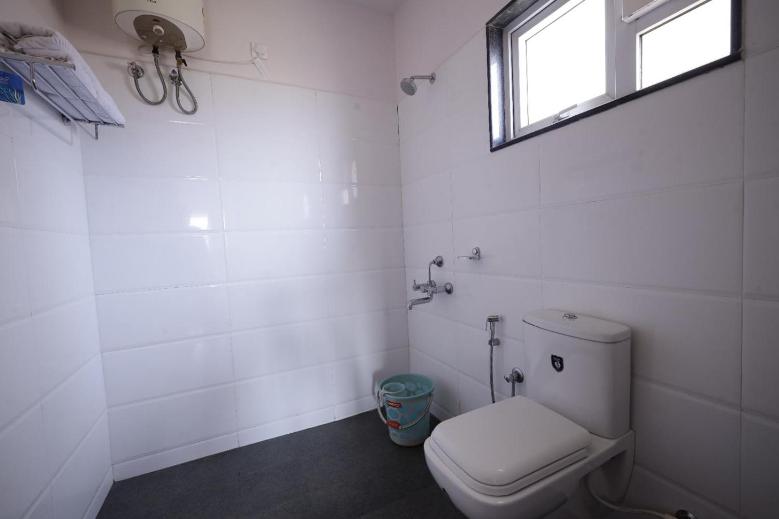 Deluxe King Room - Photo 7