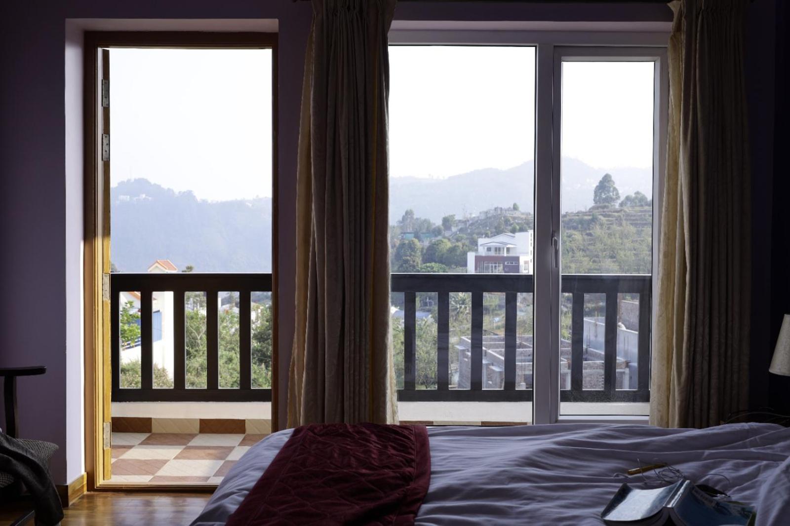 Deluxe King Room - Photo 9