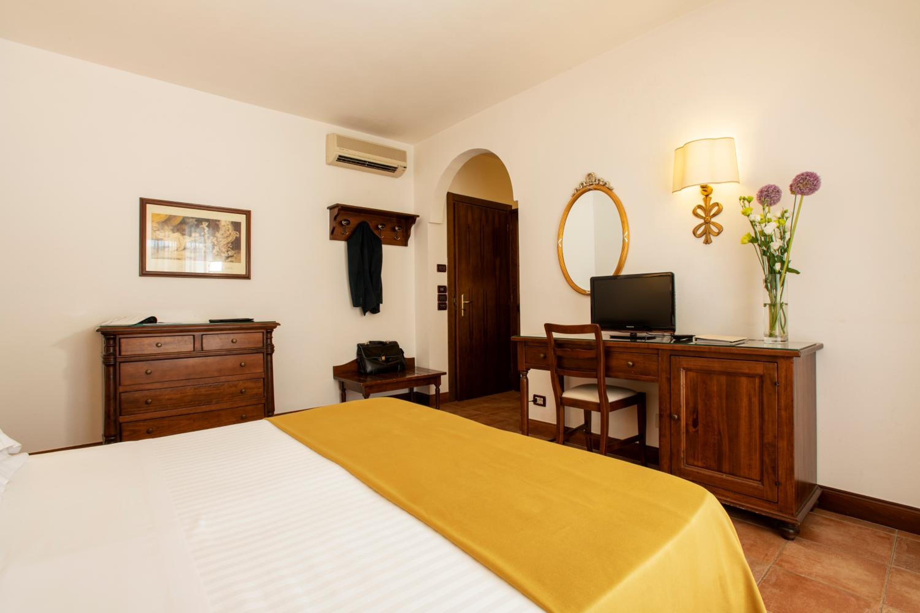 Classic Double or Twin Room - Photo 6