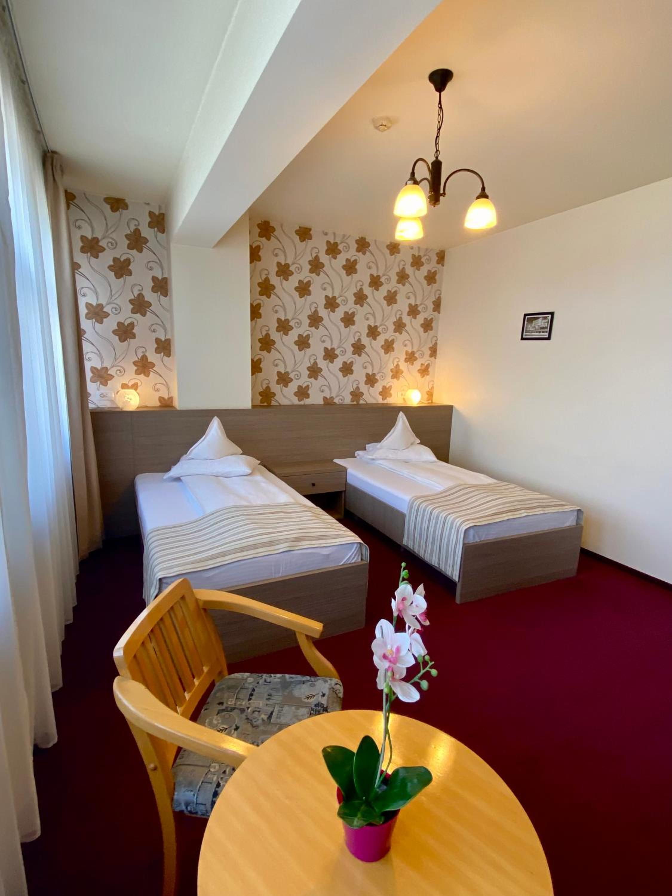 Standard Twin Room - Photo 5