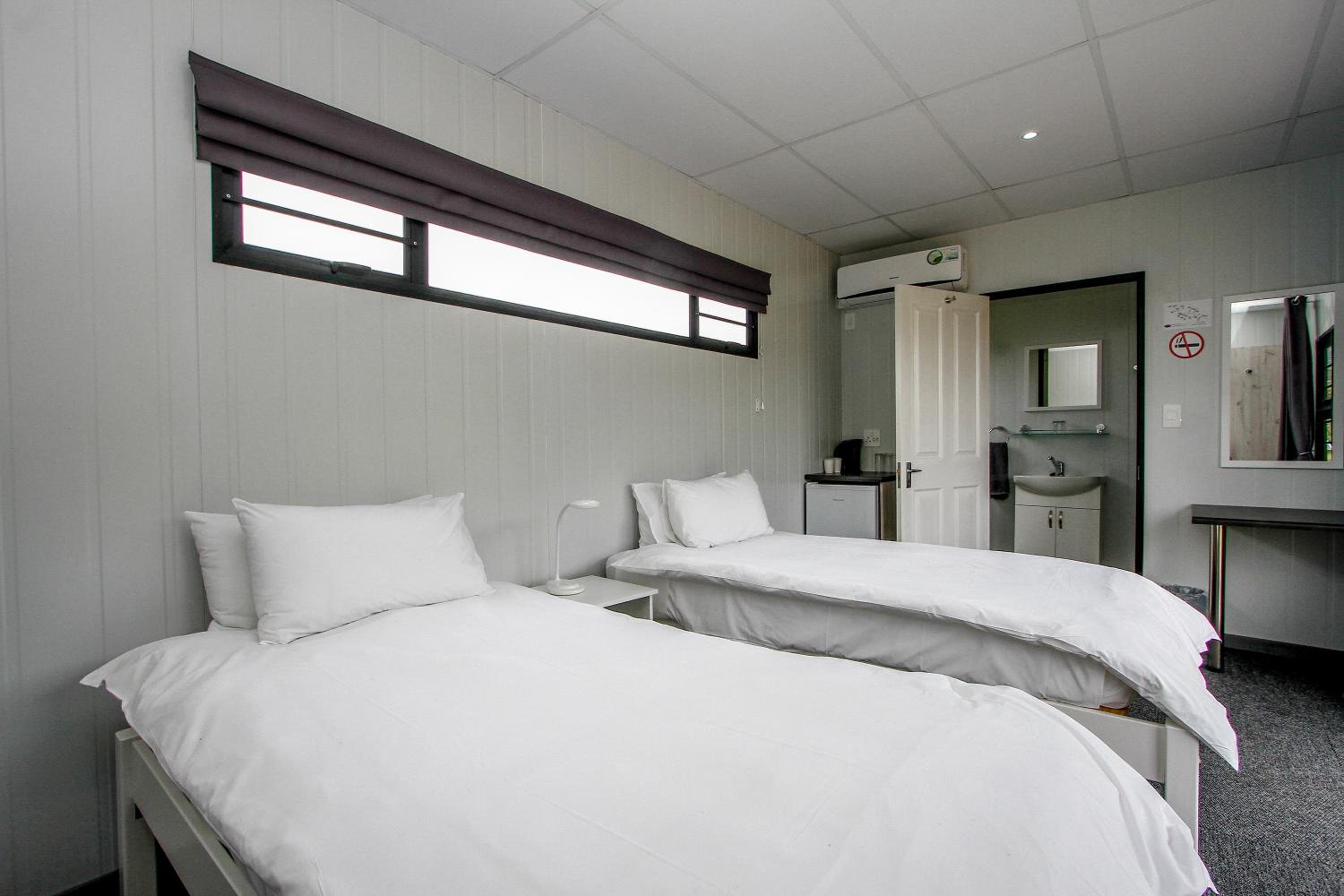 Twin Room - Photo 8