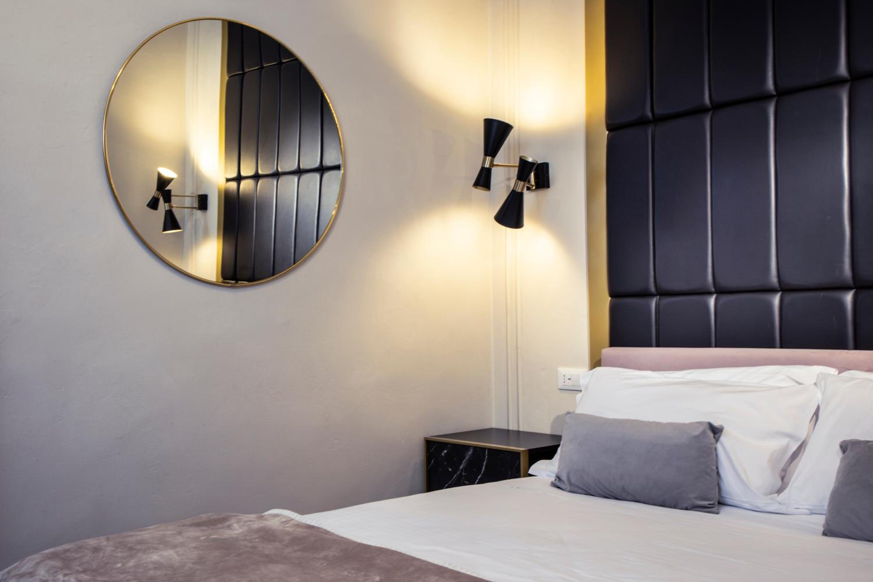 Deluxe King Suite photo 1