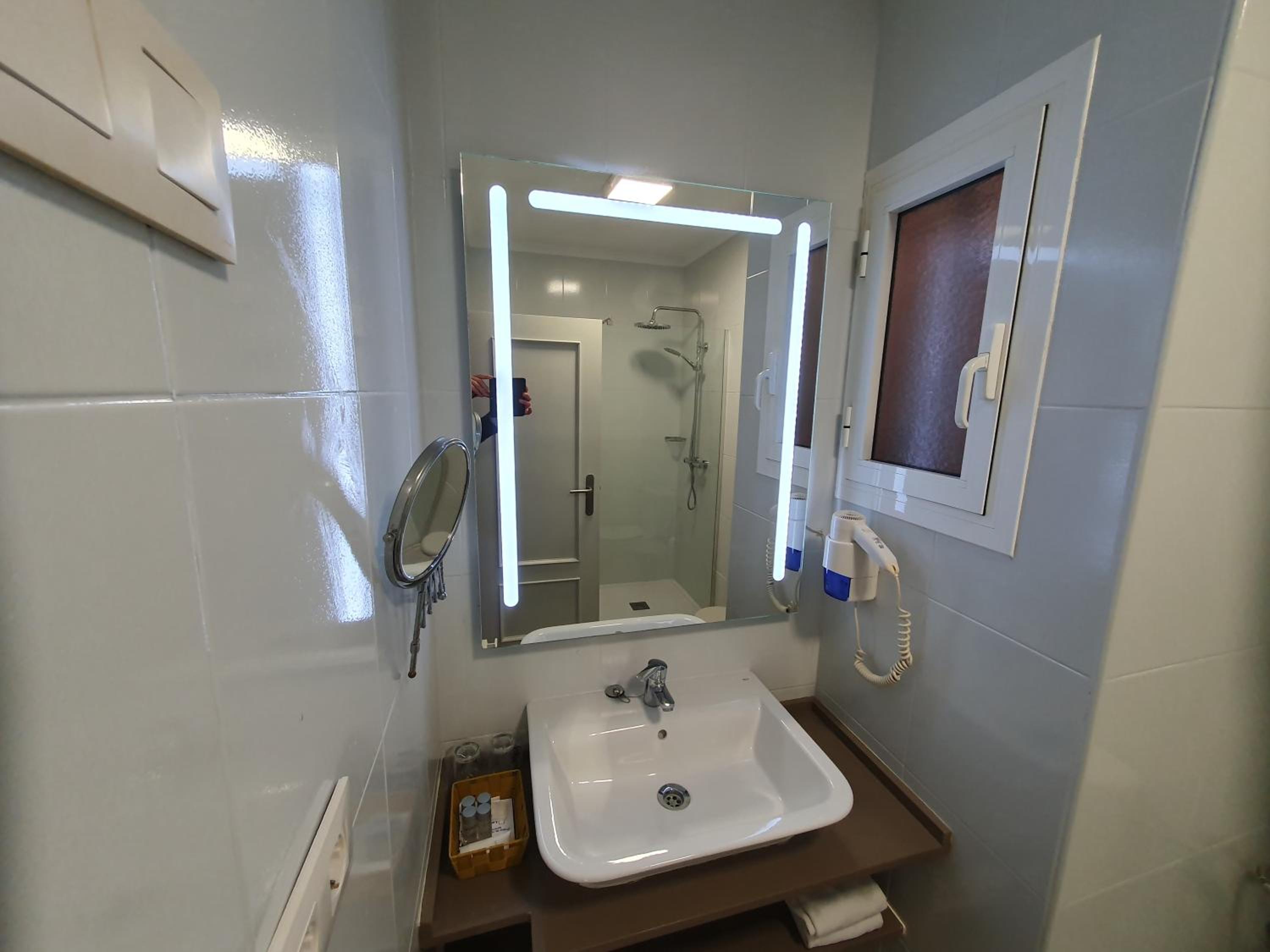 Double Room 2 Extra Large Beds with Terrace. - Photo 3