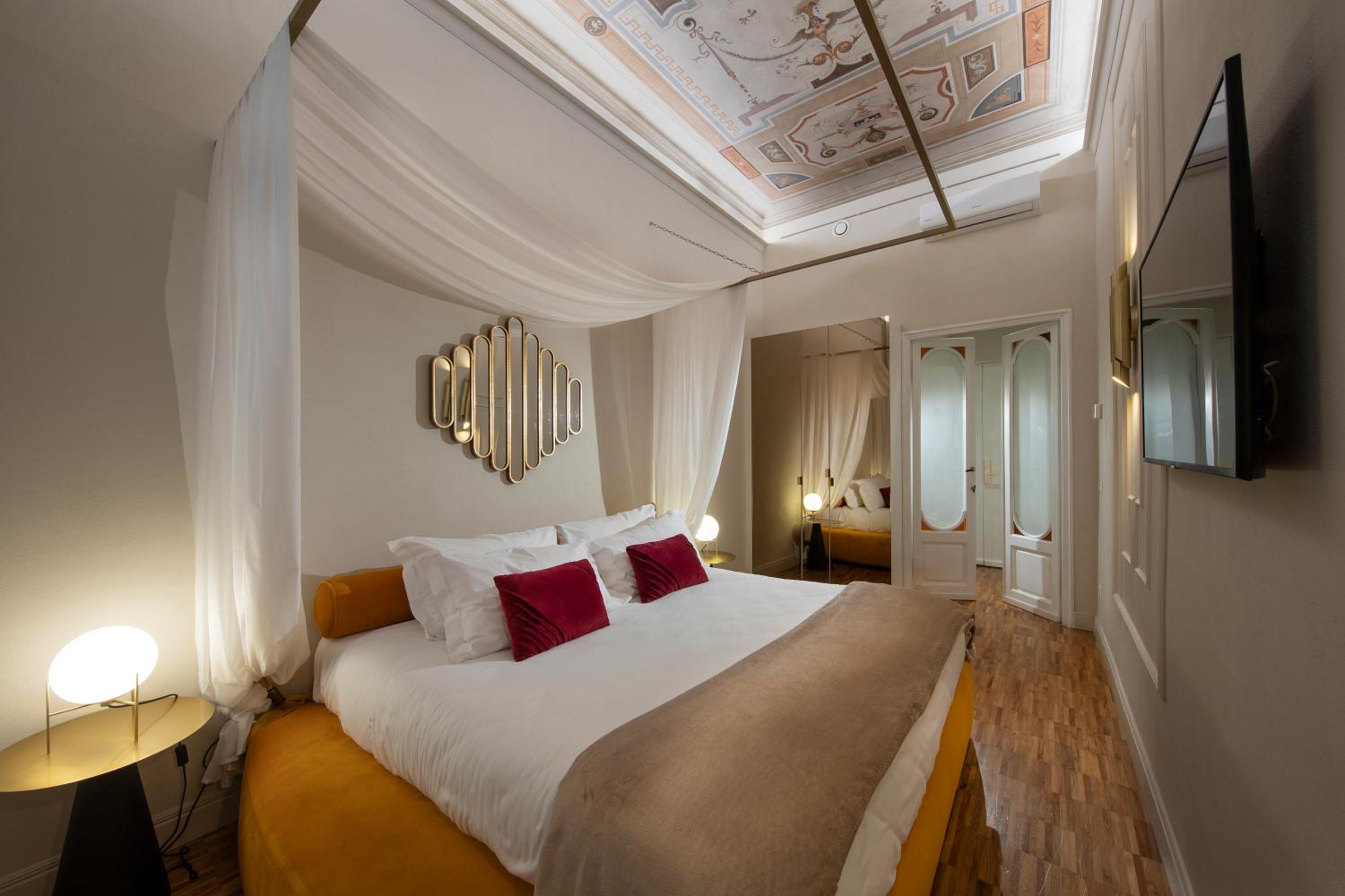 Deluxe King Suite photo 3