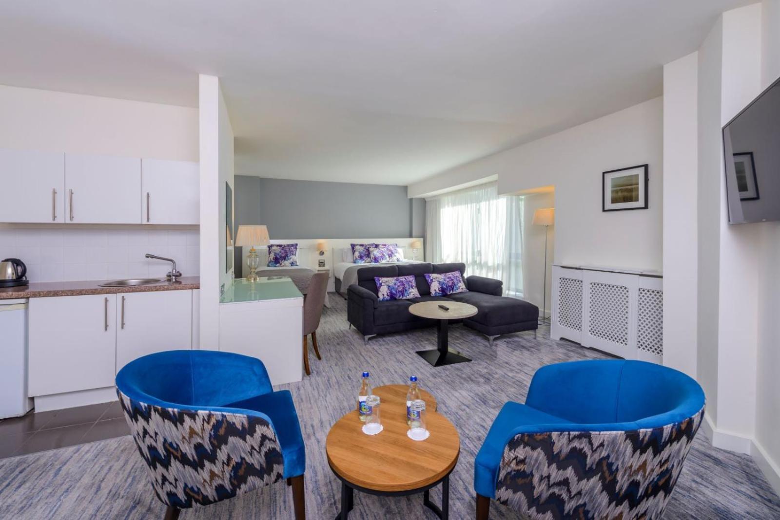 Suite - Photo 3