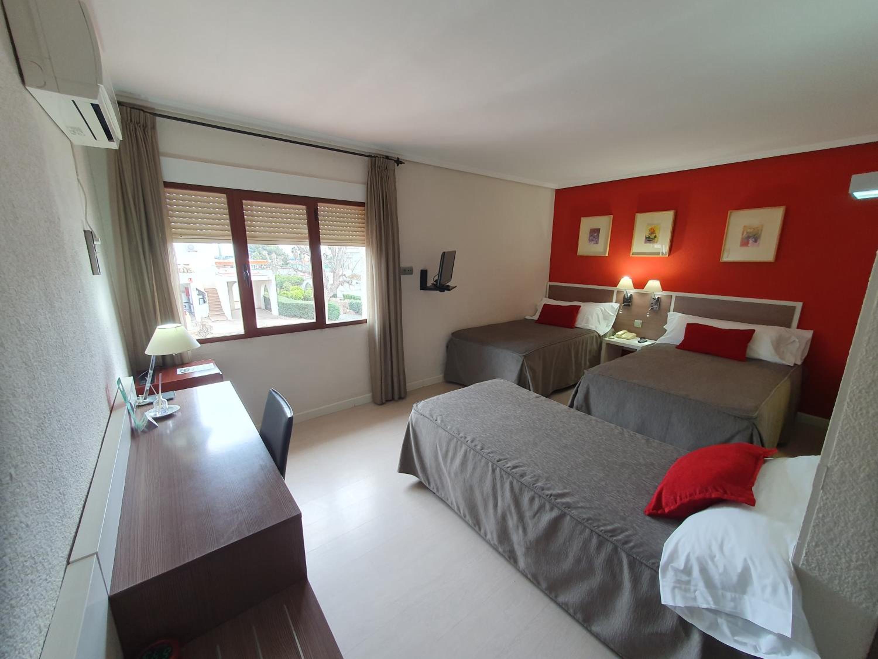  Triple Room 3 Beds with Terrace. - Photo 1