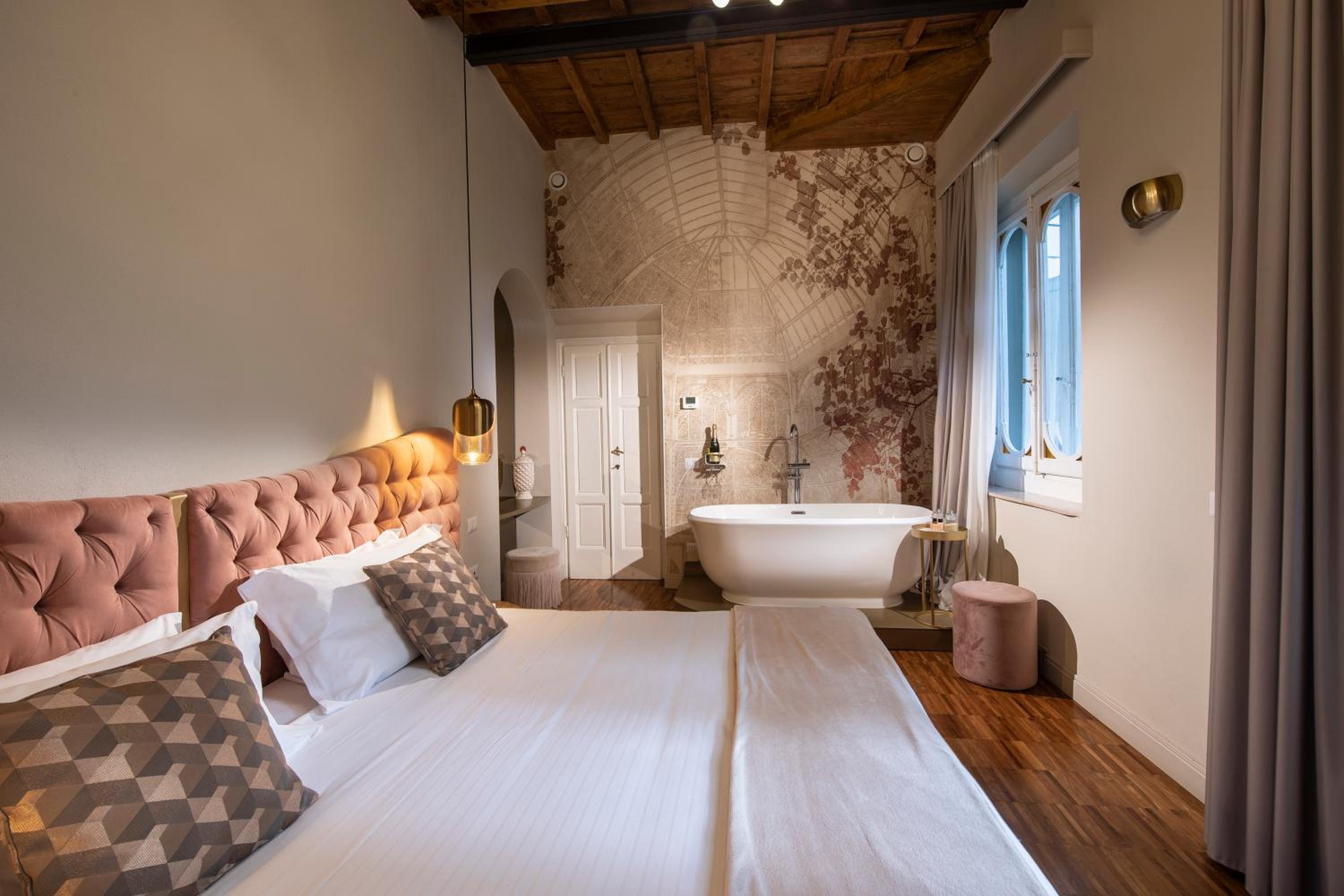 Deluxe Double Room with Bath photo 3