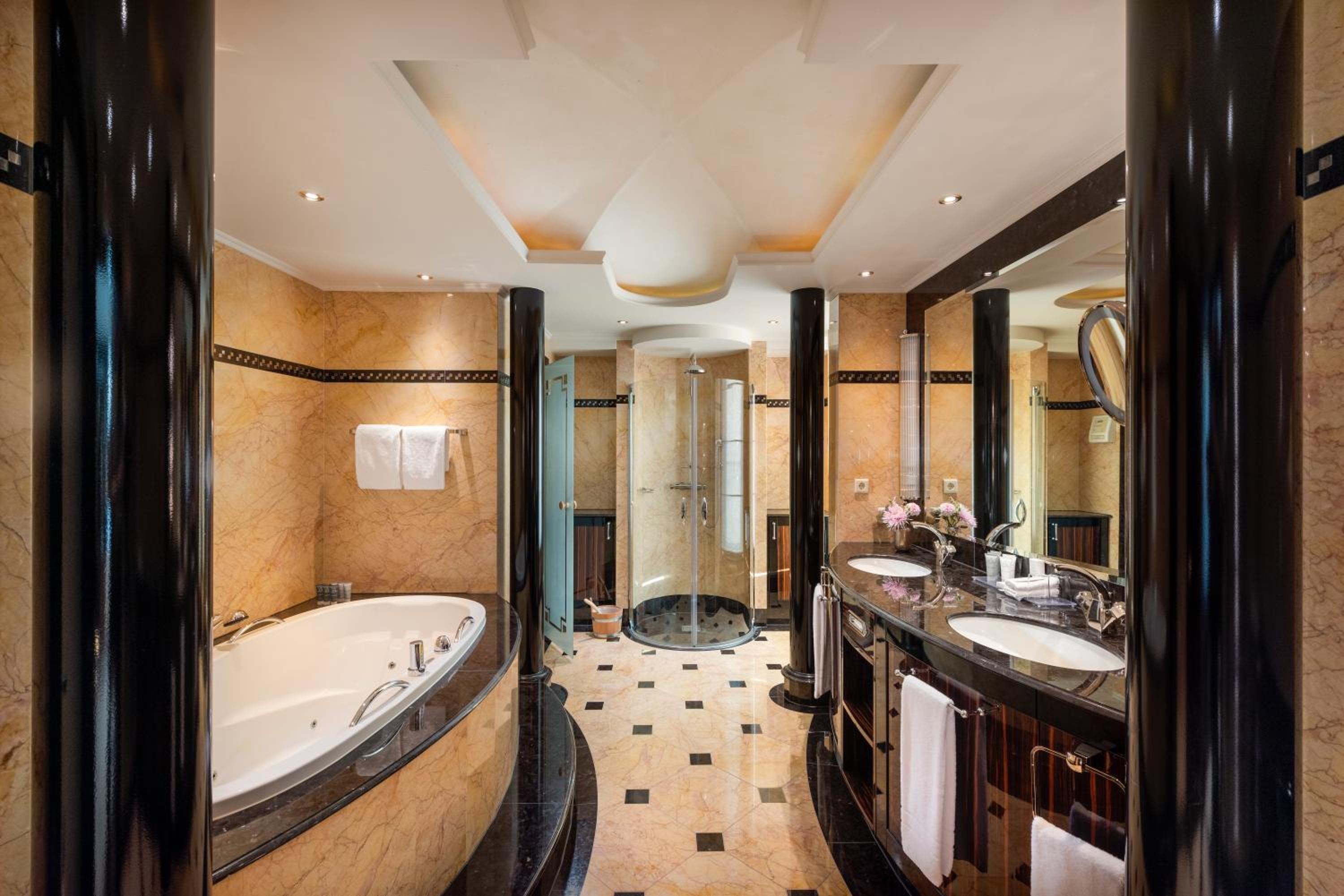 One-Bedroom Ambassador Suite - Club Lounge Access