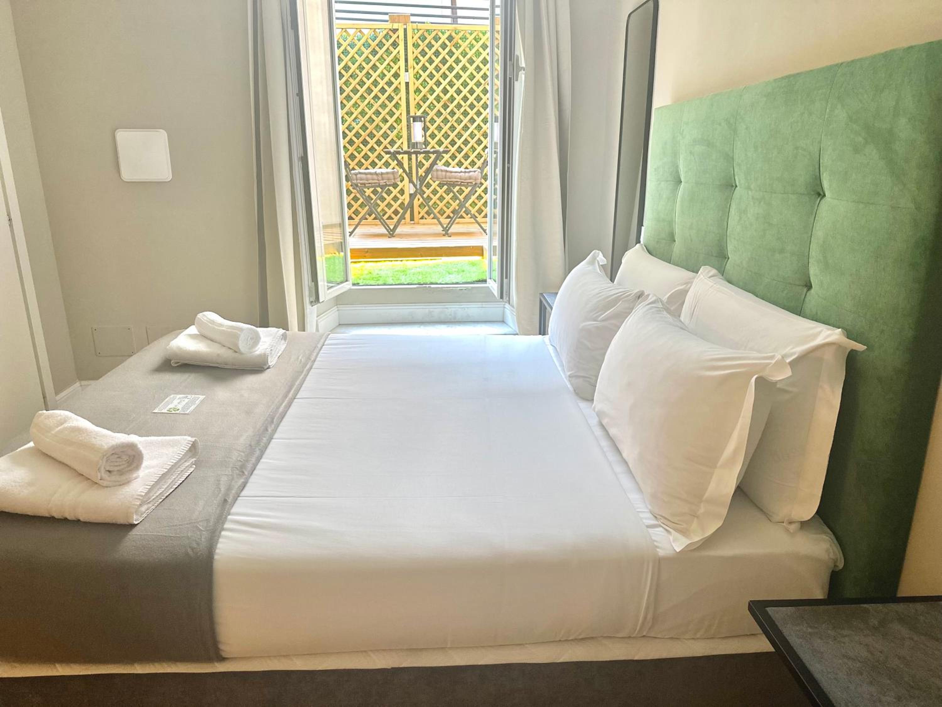 Deluxe Double Room with Balcony photo 2