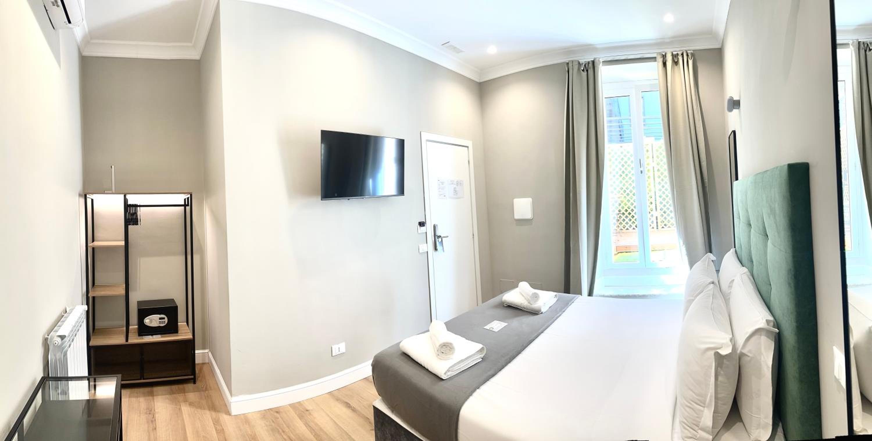 Deluxe Double Room with Balcony photo 3