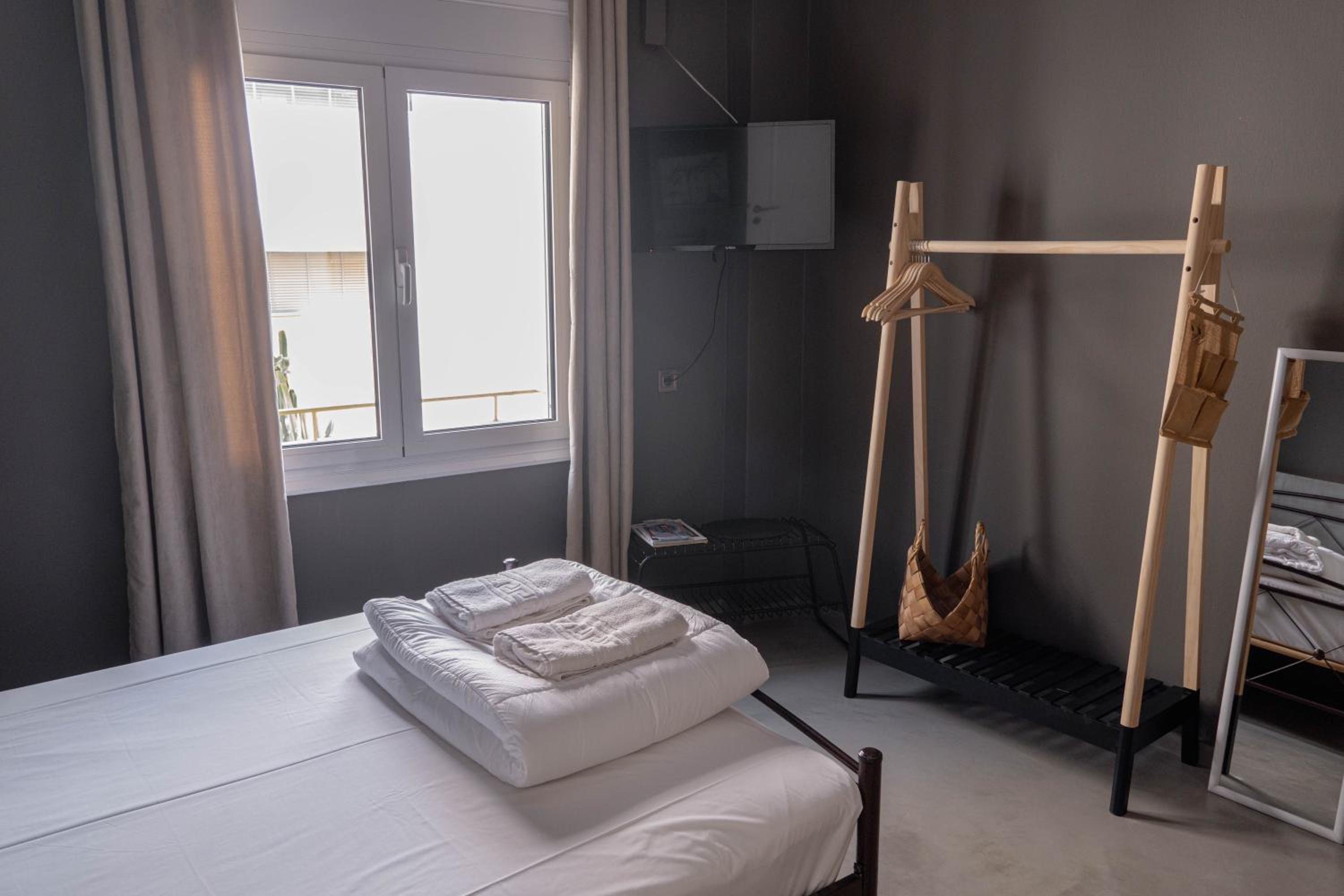 Double or Twin Room with Private Bathroom - Photo 2