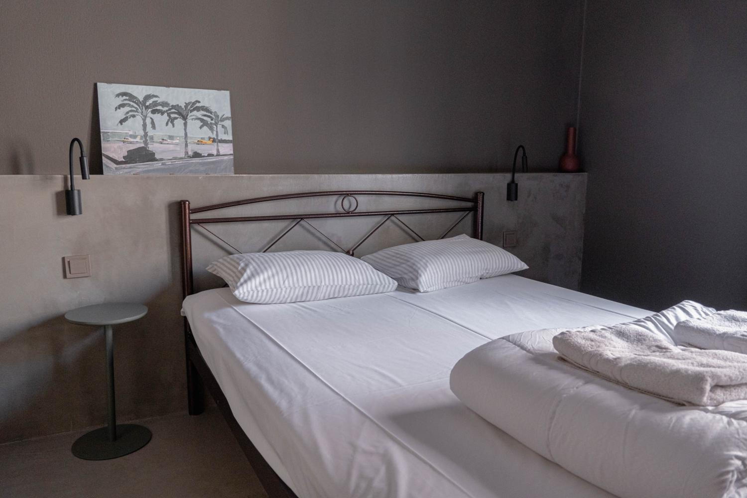 Double or Twin Room with Private Bathroom - Photo 8