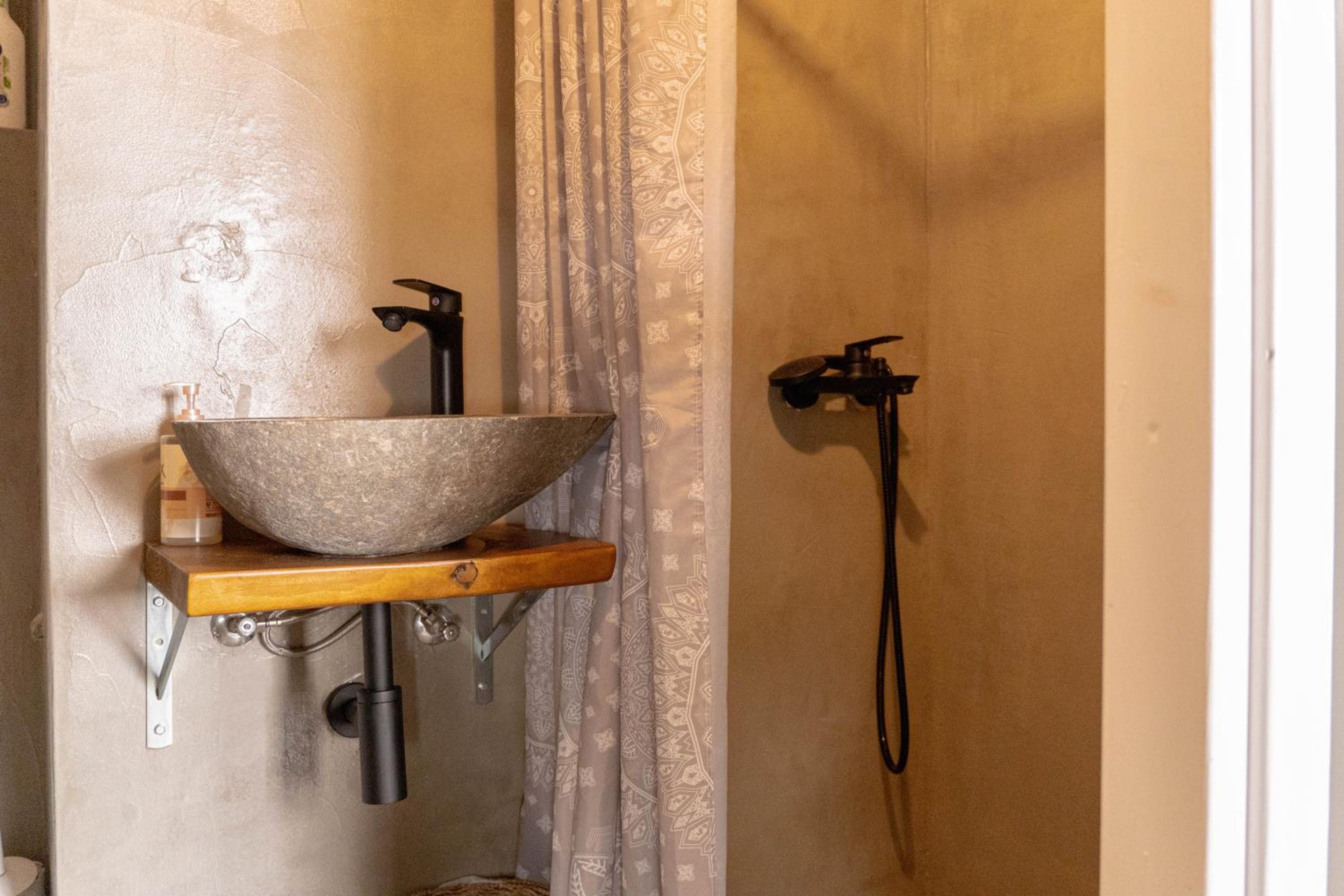 Double or Twin Room with Private Bathroom - Photo 7